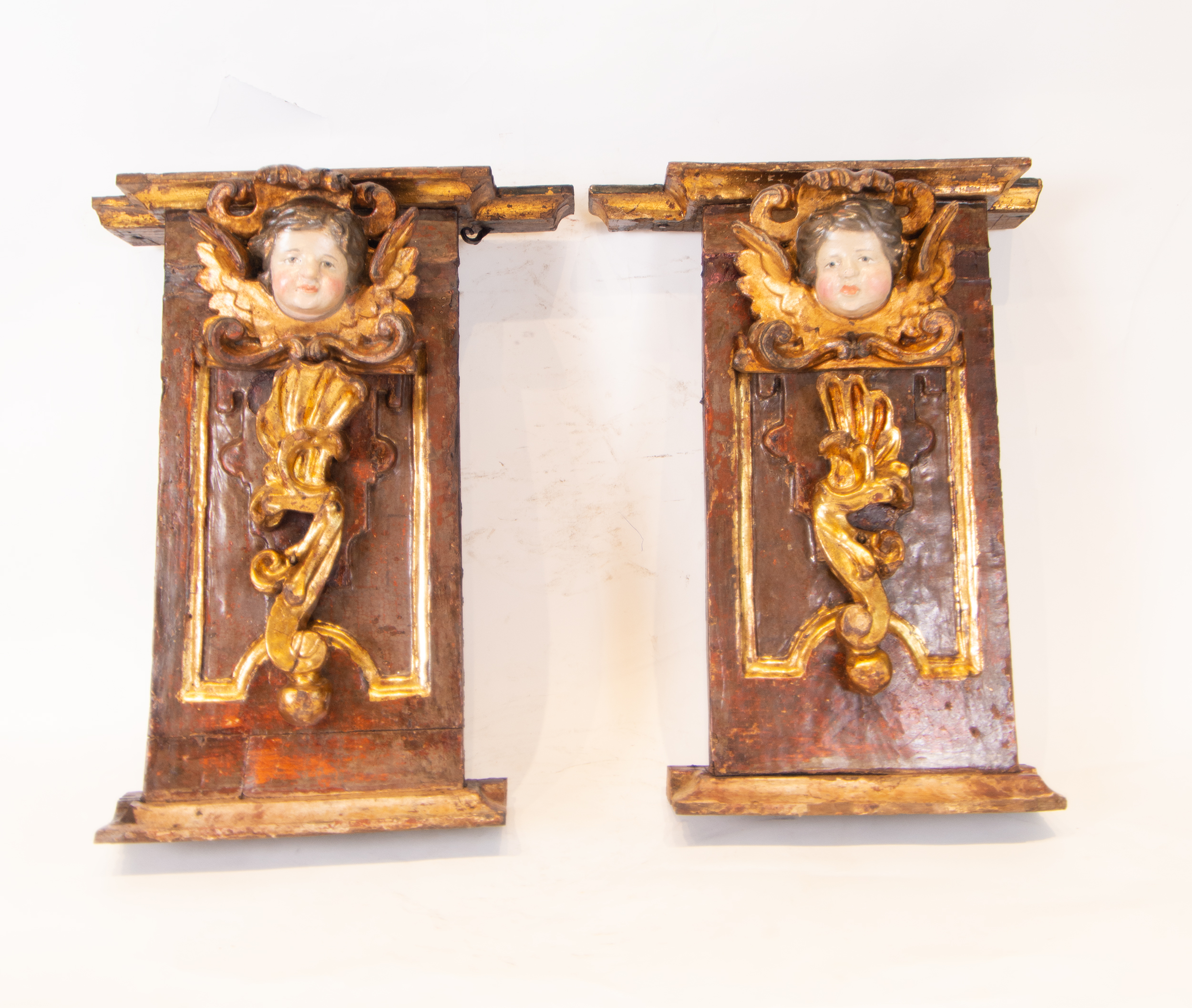 Pair of Portuguese Wall Corbels with Angels in gilt and polychrome Wood, Portuguese school of the 16