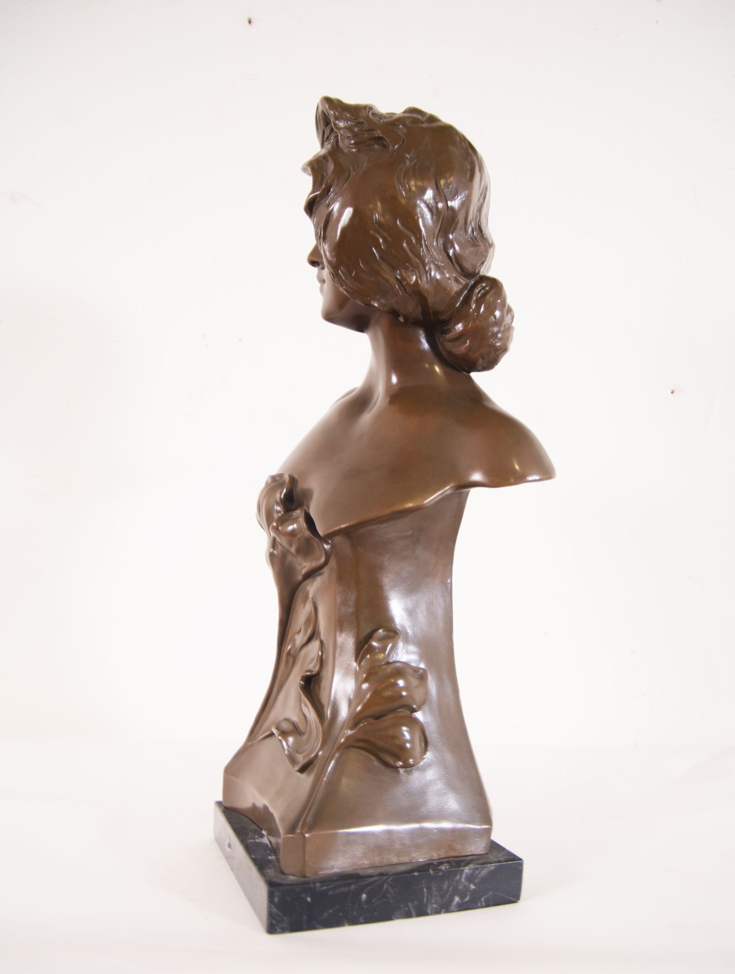 Bust of a Lady in Bronze in Art Nouveau Style, French or Austrian school from the end of the 19th ce - Bild 4 aus 8