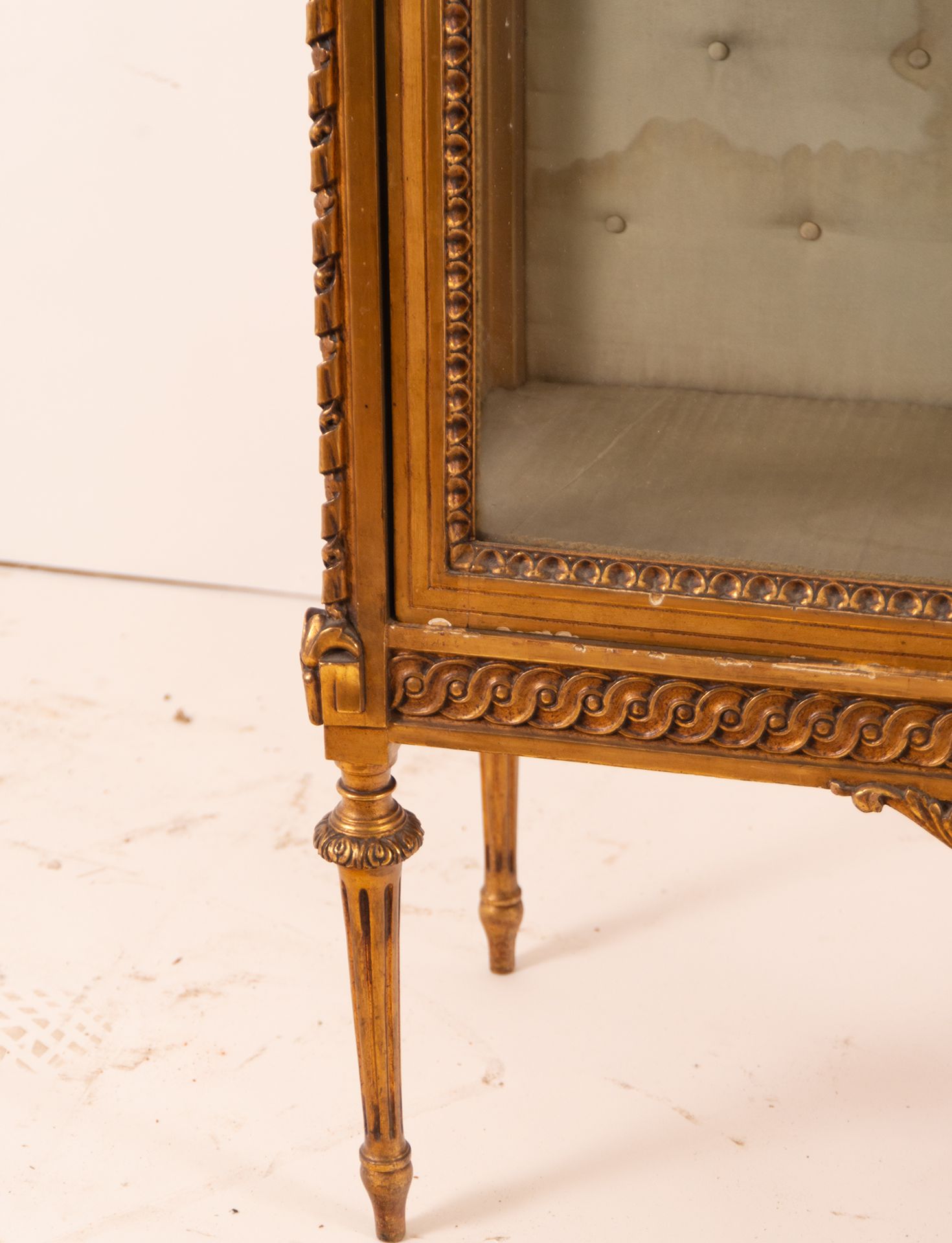 Elegant Louis XV style display case in gilt wood and glass, 19th century French school - Bild 3 aus 5