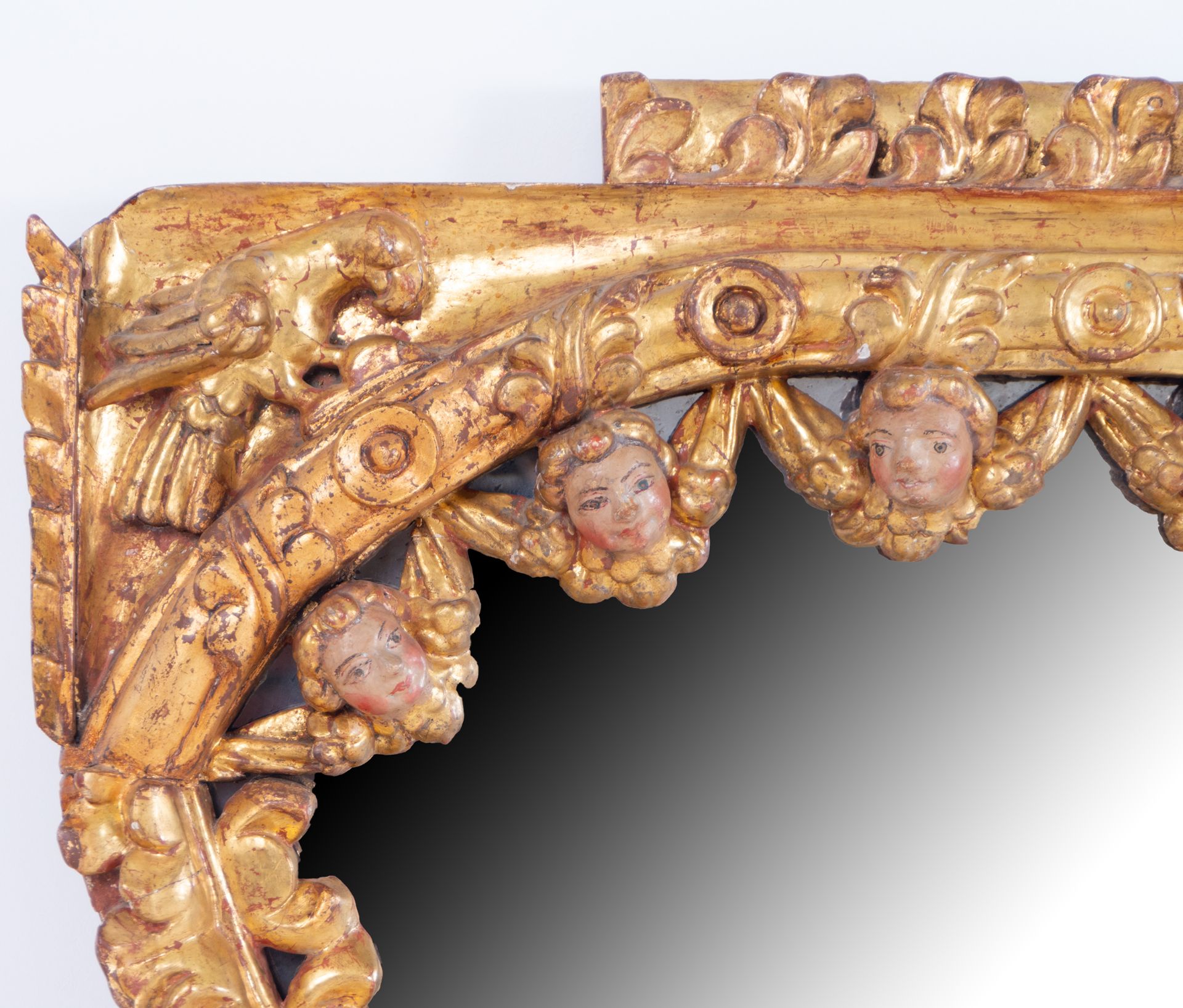 Rare Crescent-shaped Mirror in gilded wood tied with Angelote heads, colonial school of Cuzco, Peru, - Image 3 of 5