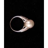 Ring in White Gold with a central Pearl and diamonds set