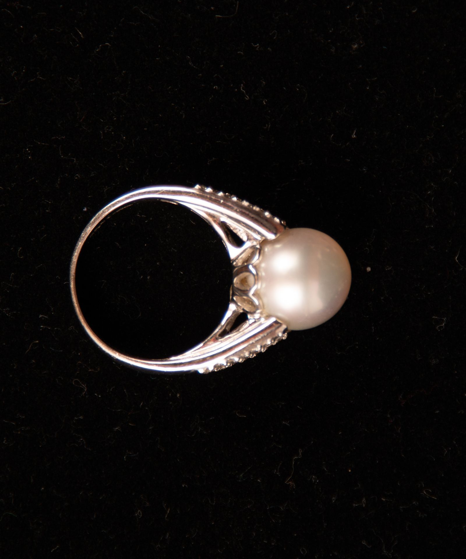 Ring in White Gold with a central Pearl and diamonds set