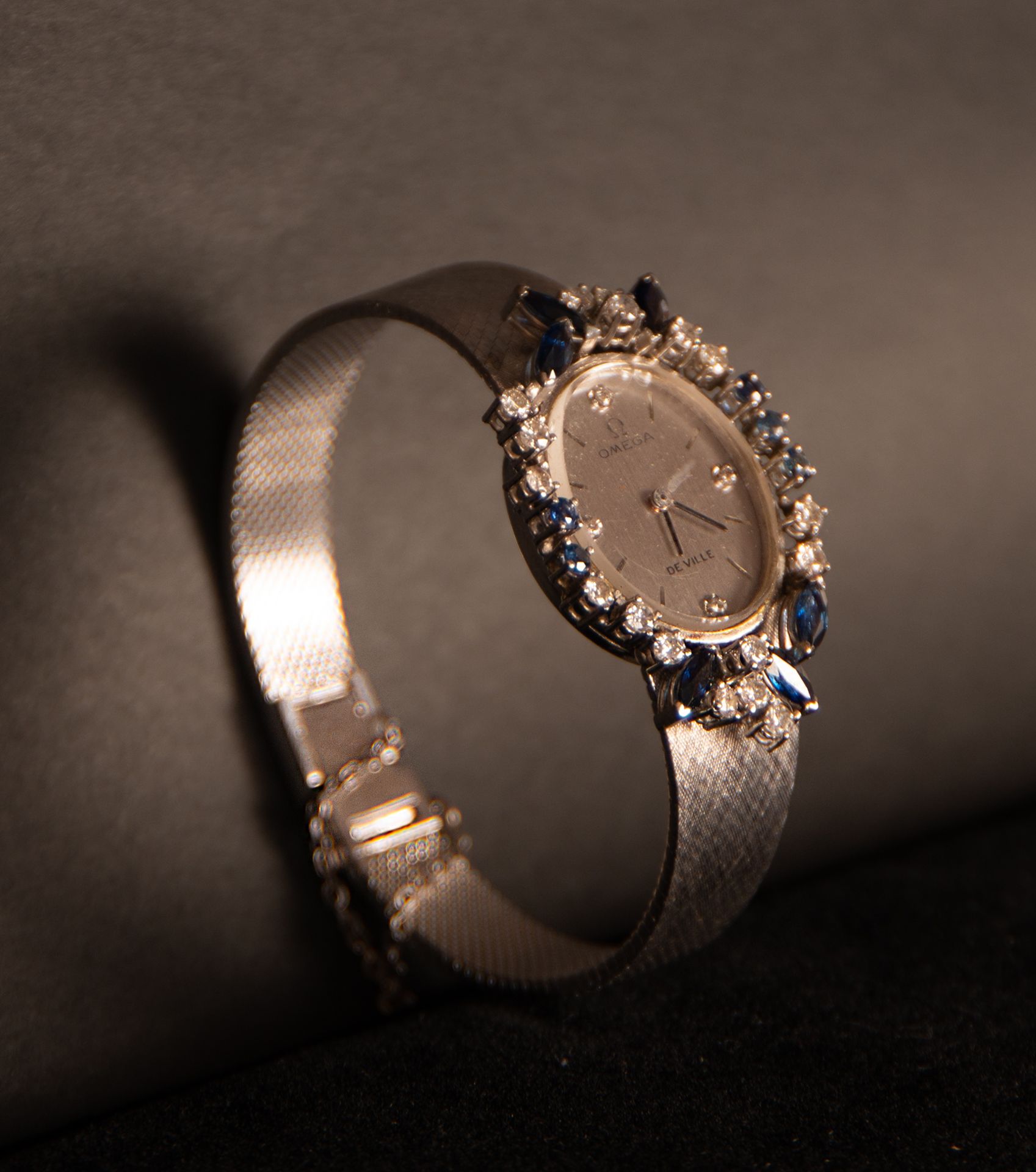 Omega  ladies watch in white gold, sapphires and diamonds, 1950s - Image 3 of 6