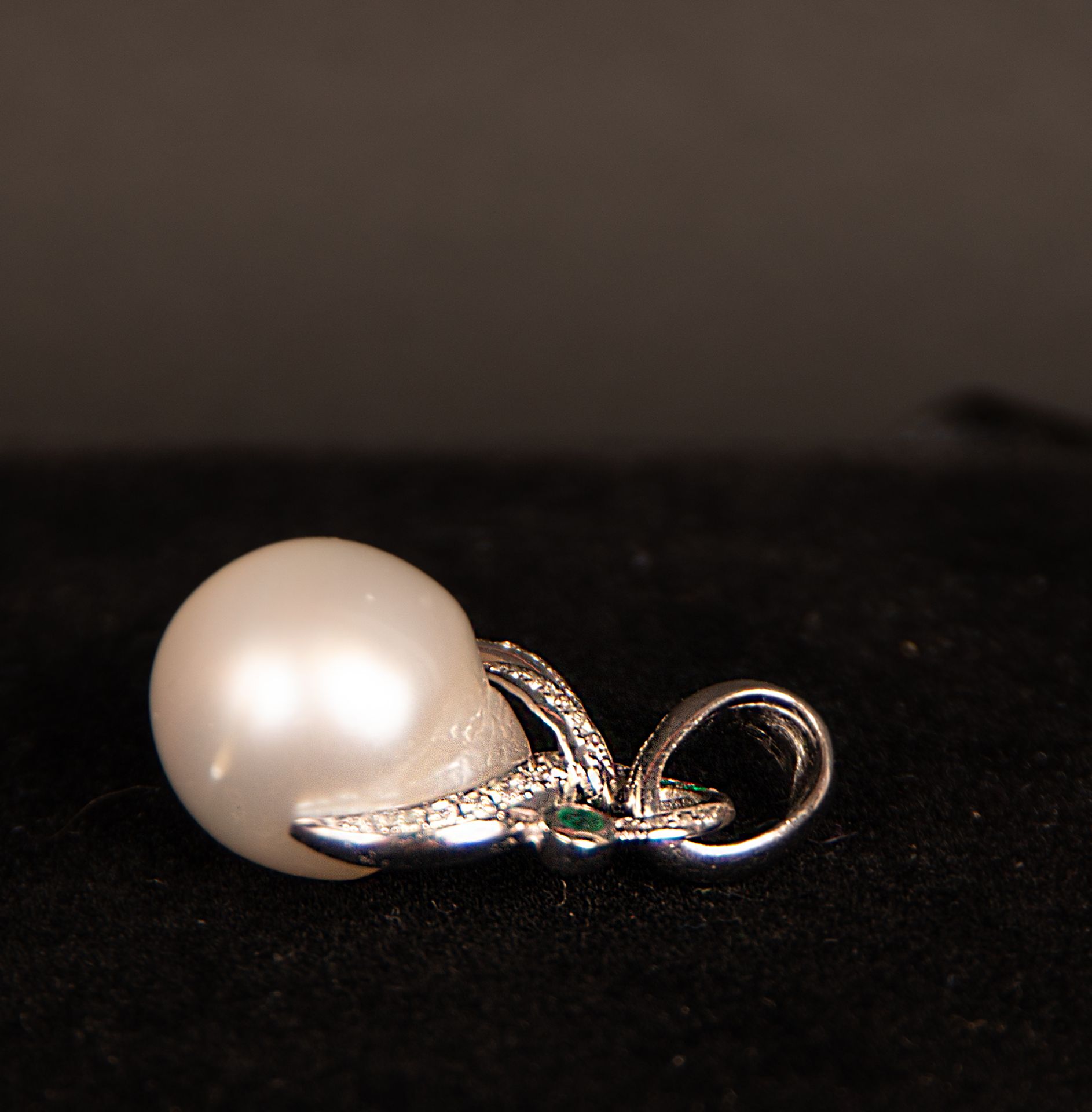 White Gold Pendant with Australian Pearl, Emeralds and Diamonds - Image 3 of 3