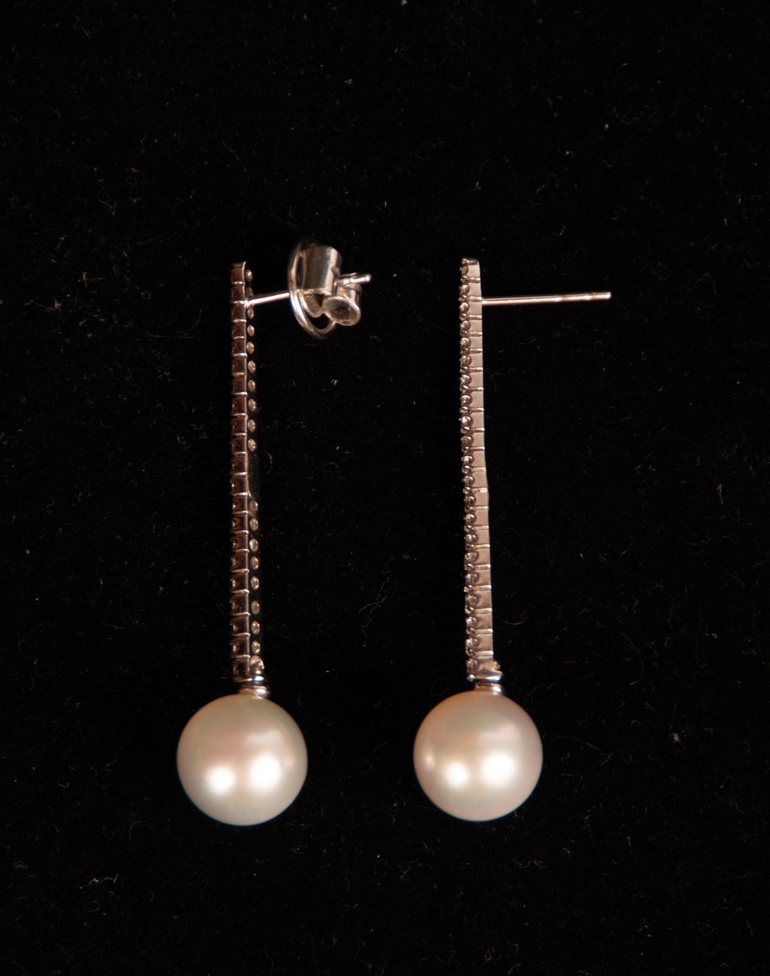 Pair of Earrings with Hanging Pearls