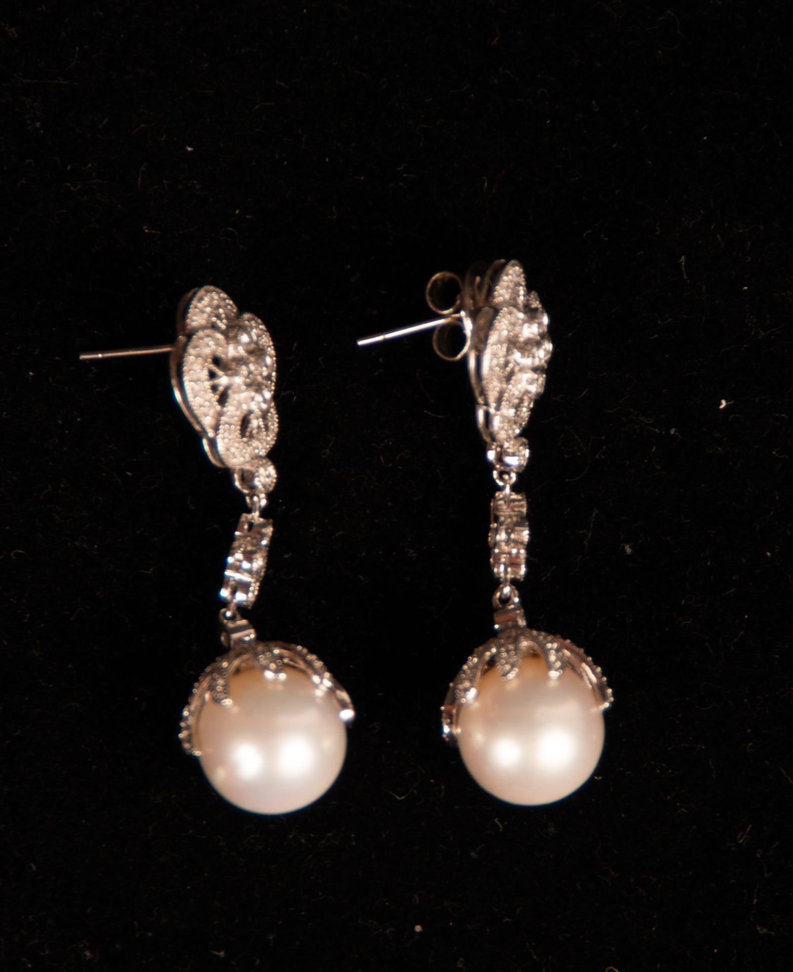 Pair of Clover-shaped Earrings with Crimped Pearls - Image 3 of 5