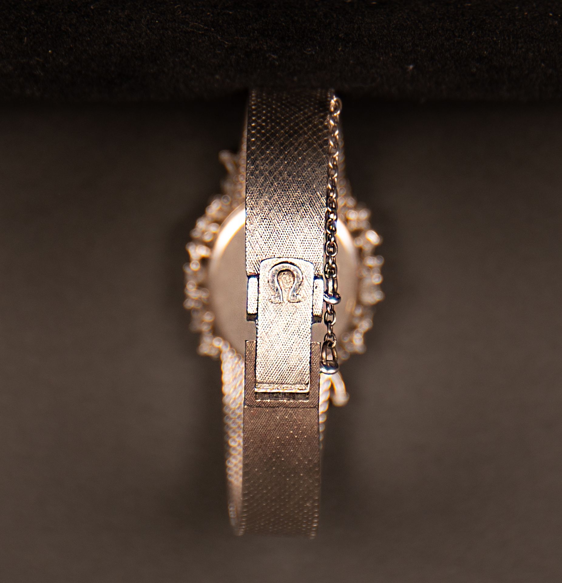 Omega  ladies watch in white gold, sapphires and diamonds, 1950s - Image 6 of 6