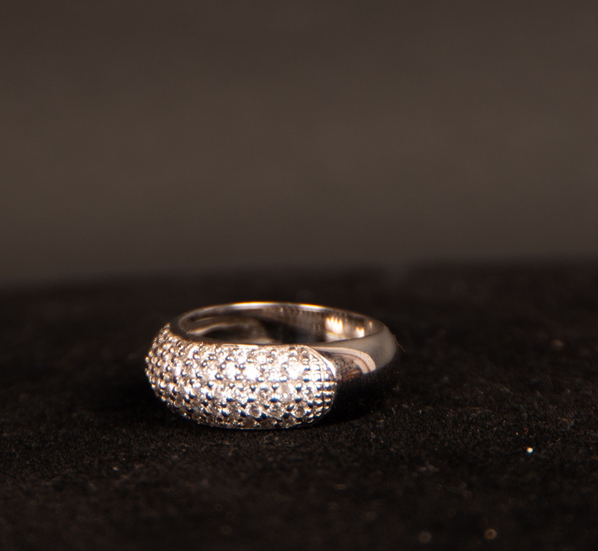 Ring in White Gold with Central in the shape of a Half Round of Brilliant cut diamonds set - Image 3 of 5