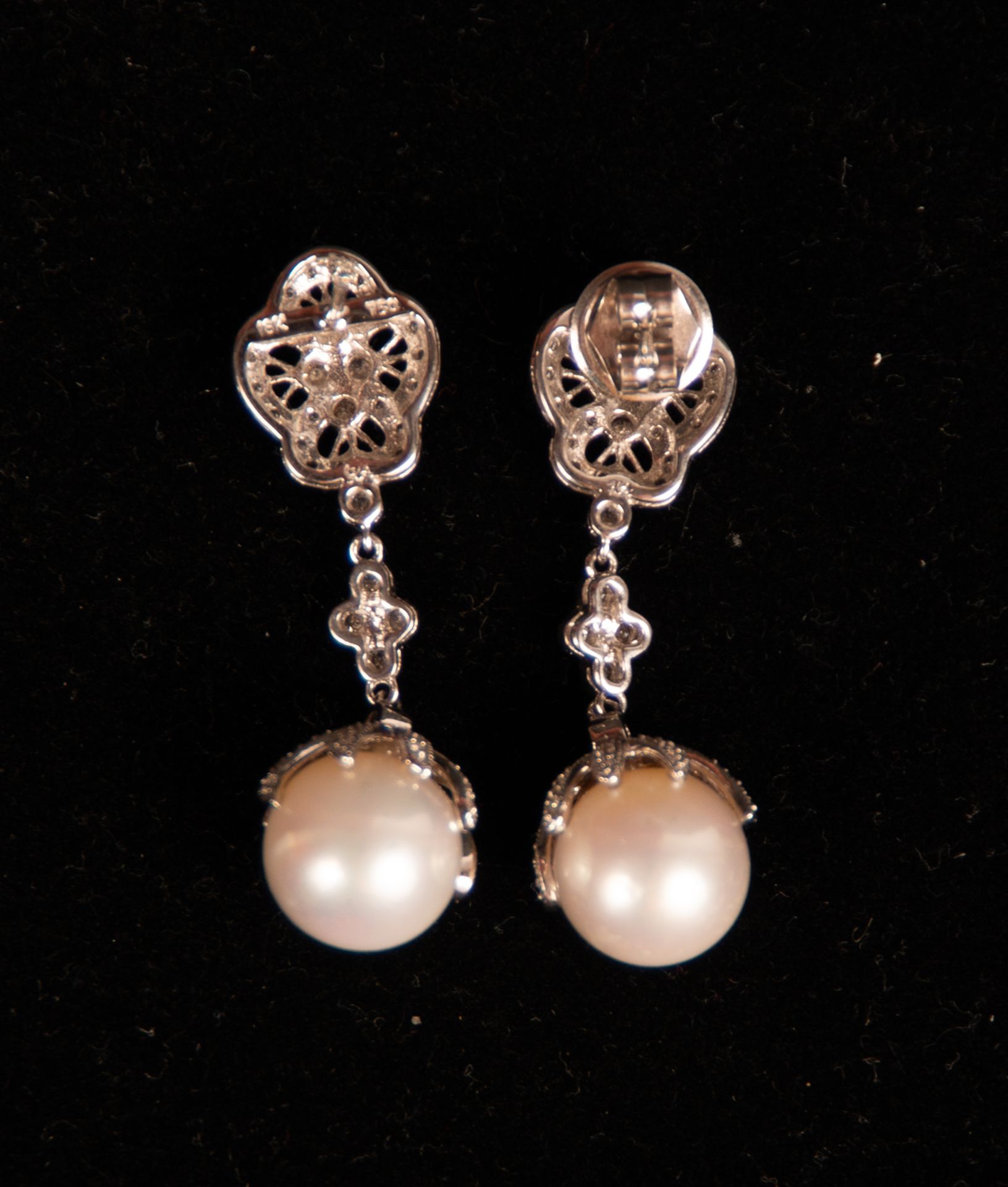 Pair of Clover-shaped Earrings with Crimped Pearls - Image 4 of 5