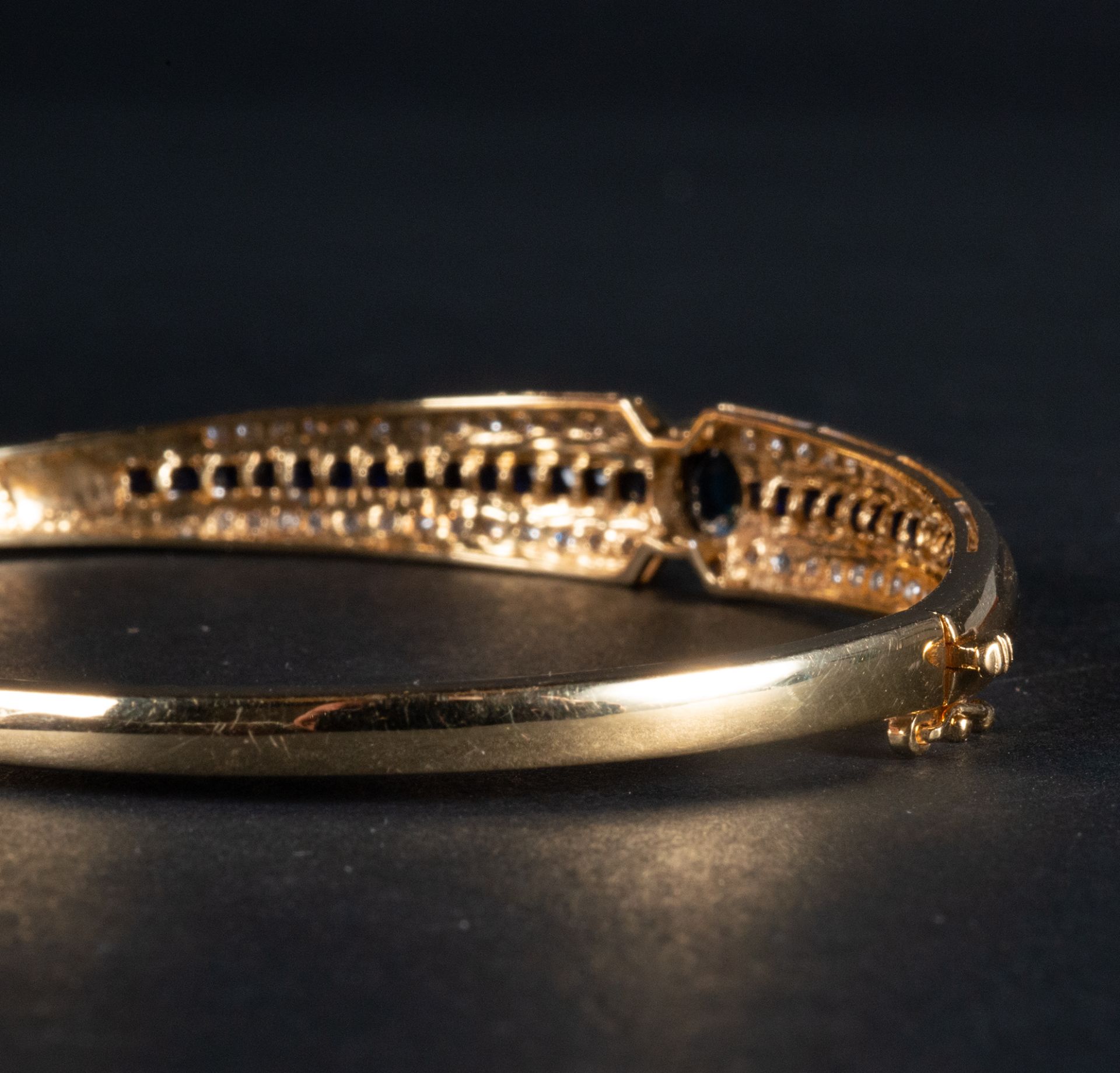 18k yellow gold, sapphire and diamond bangle - Image 3 of 4