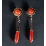 Pair of teardrop-shaped earrings in 18k gold and red coral