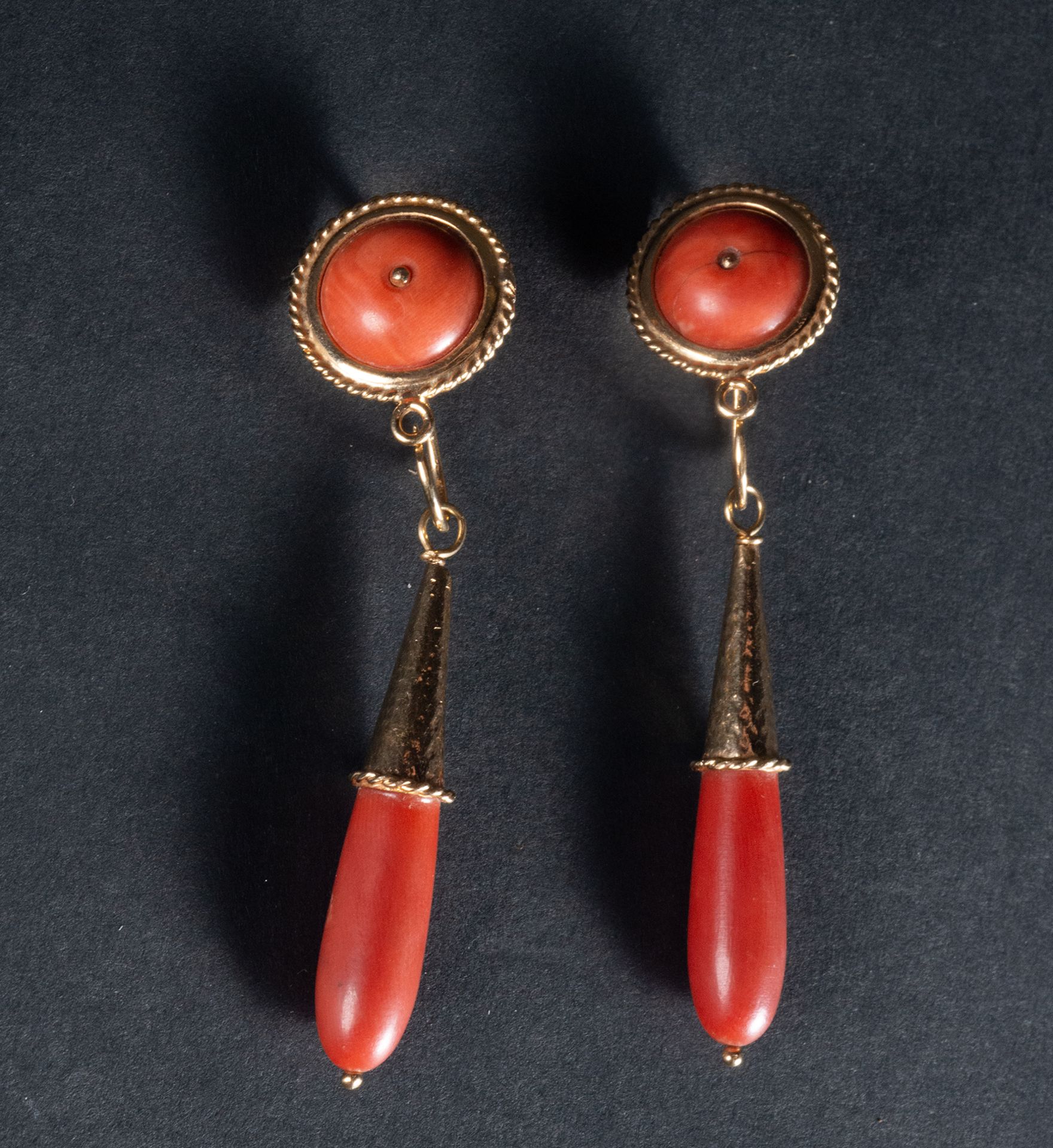 Pair of teardrop-shaped earrings in 18k gold and red coral