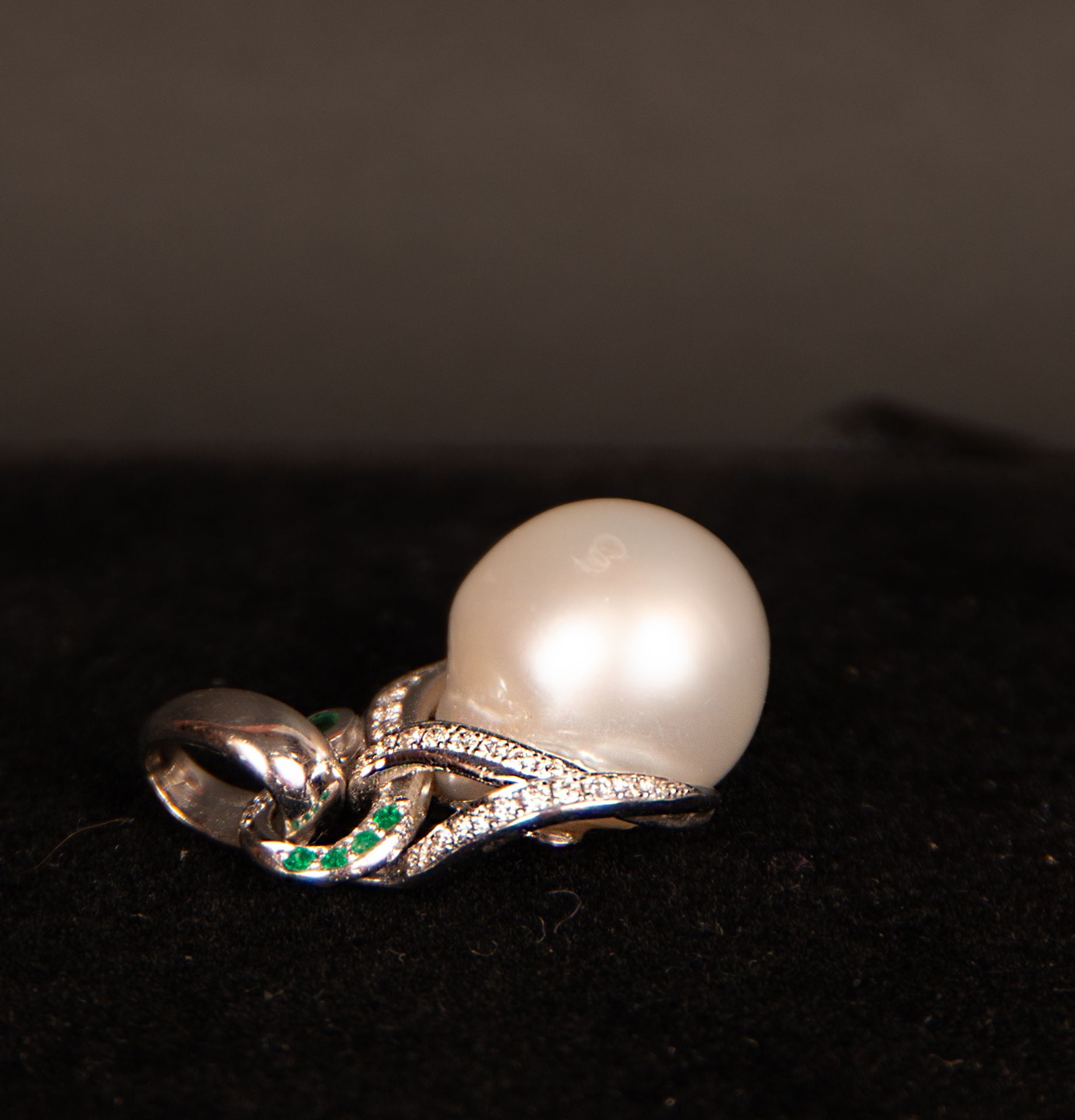 White Gold Pendant with Australian Pearl, Emeralds and Diamonds - Image 2 of 3