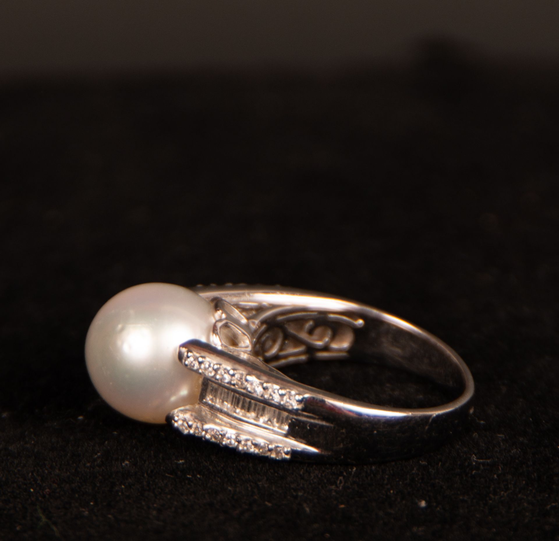 Ring in White Gold with a central Pearl and diamonds set - Image 2 of 4