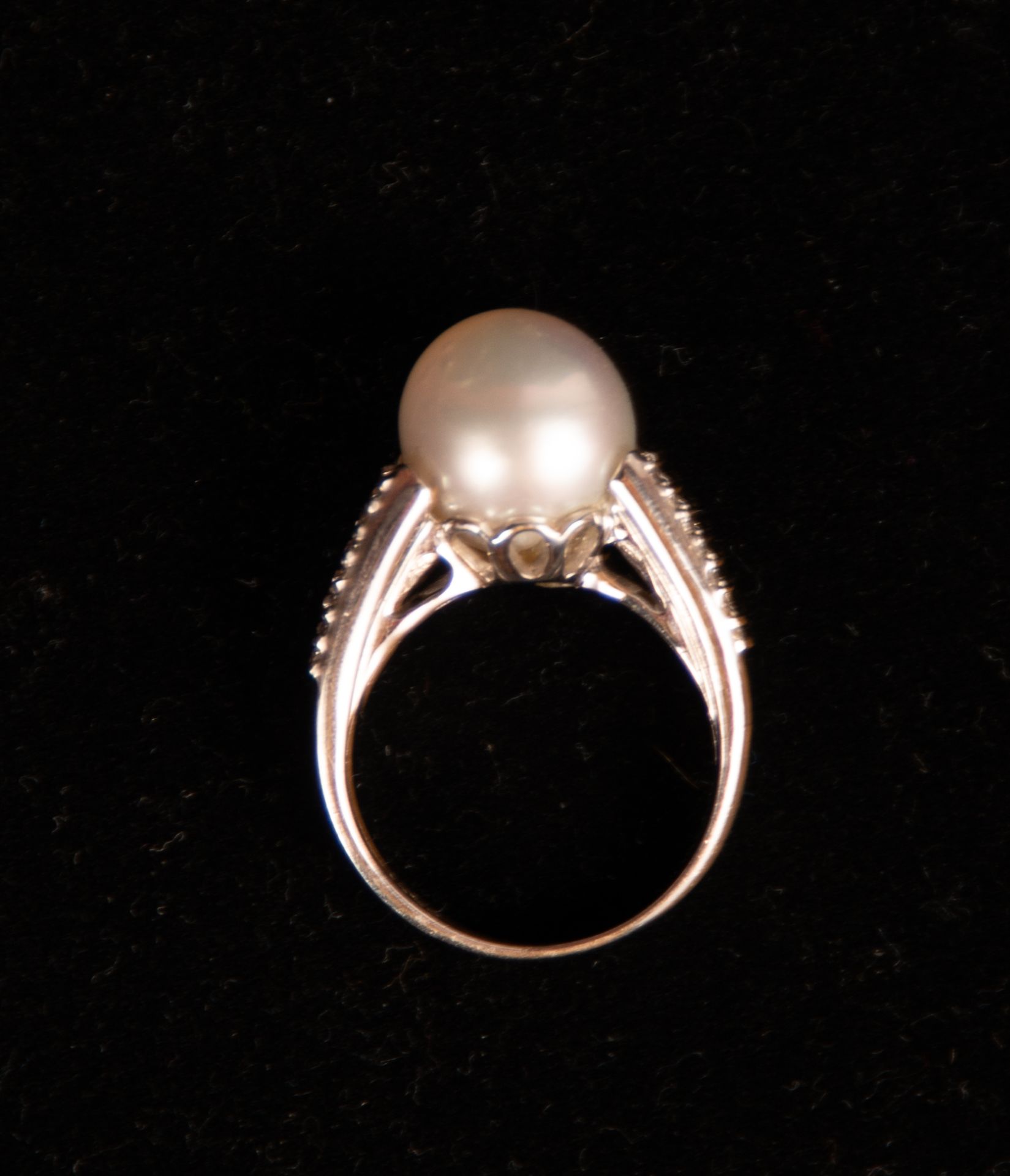 Ring in White Gold with a central Pearl and diamonds set - Image 4 of 4