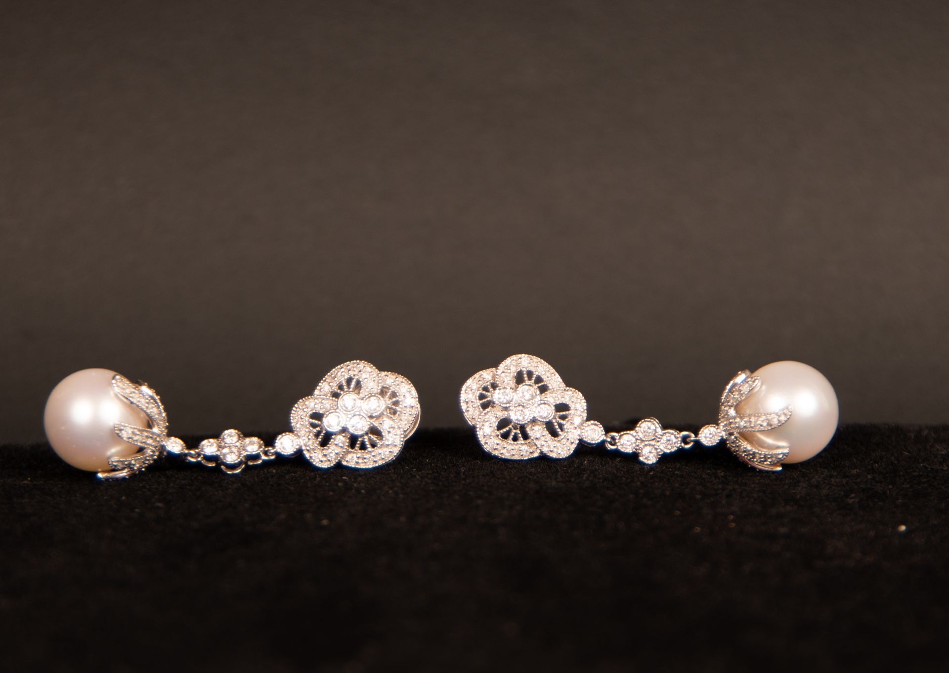 Pair of Clover-shaped Earrings with Crimped Pearls