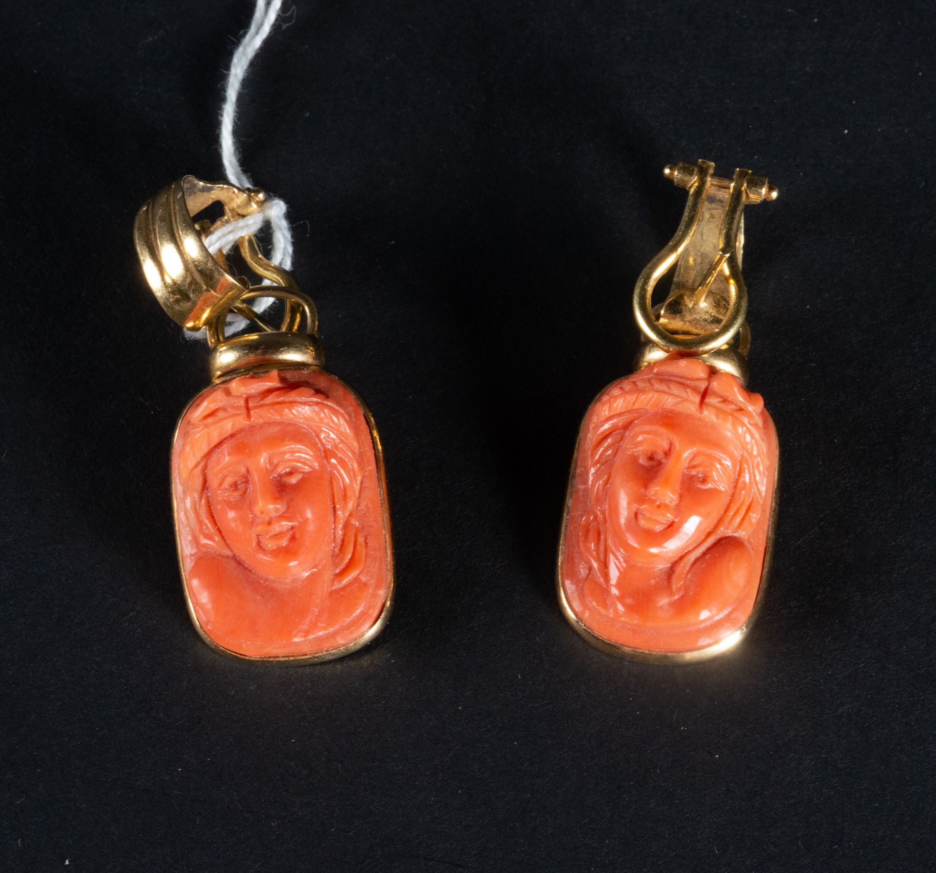 Pair of earrings with an important pair of cameos in red coral representing caryatids