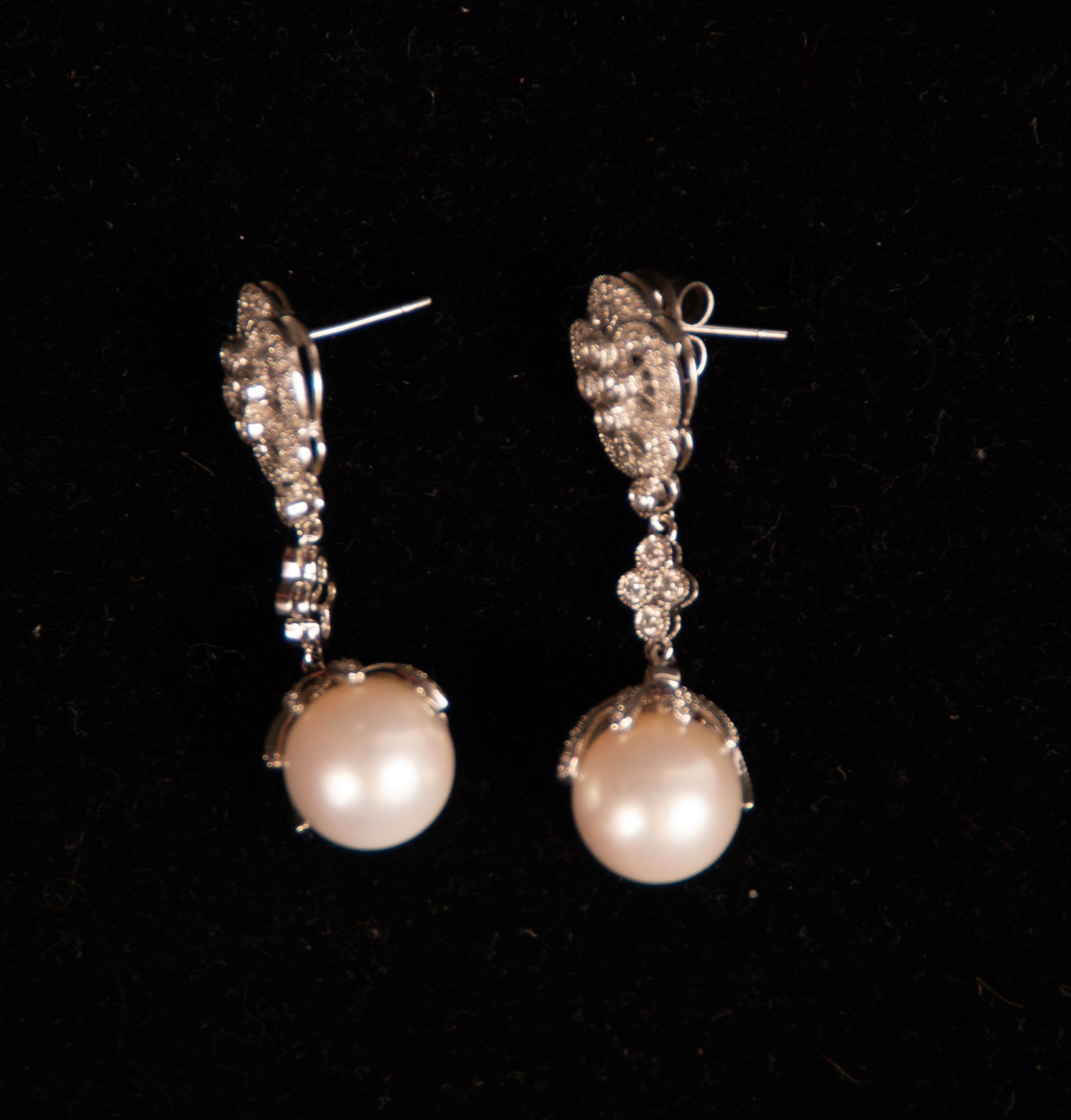 Pair of Clover-shaped Earrings with Crimped Pearls - Image 2 of 5