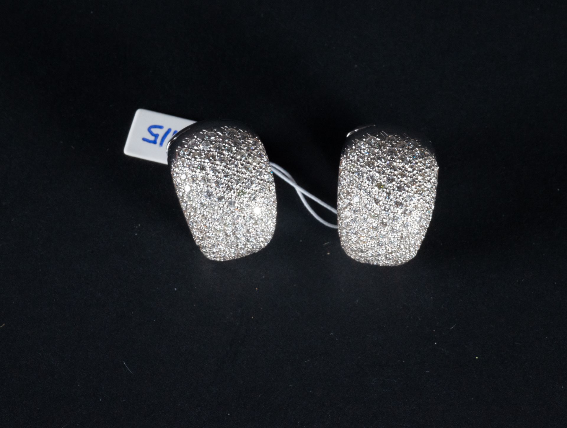 Important pair of earrings in 18k white gold and brilliant cut diamonds - Bild 2 aus 2
