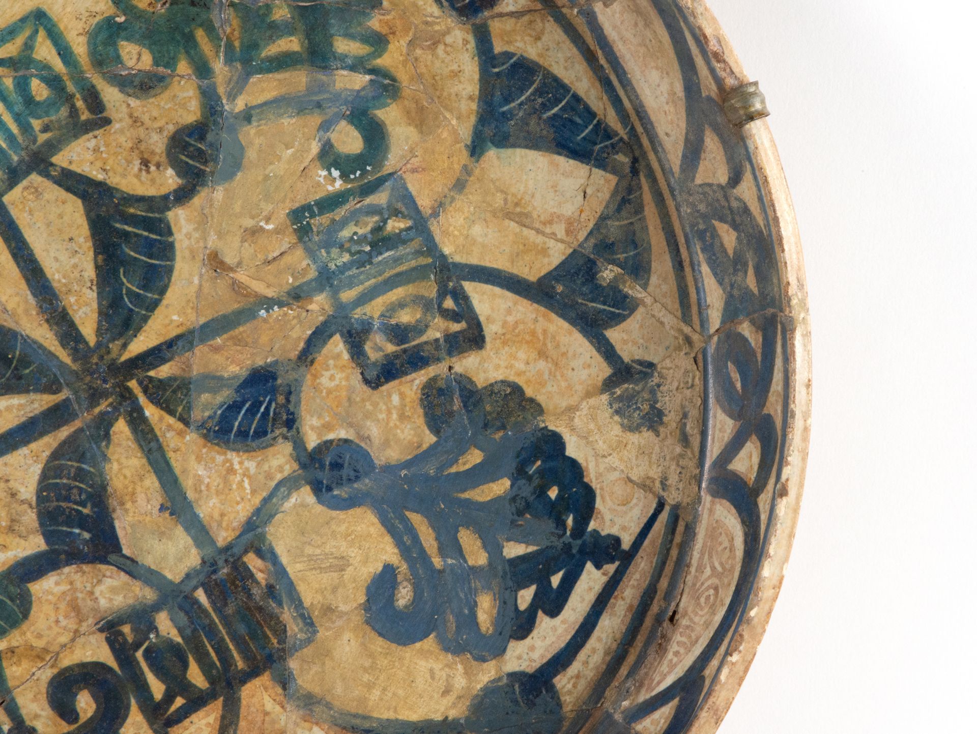 Plate in blue enamel and reflections of Hispano-Arab copper, 15th - 16th centuries - Image 5 of 6