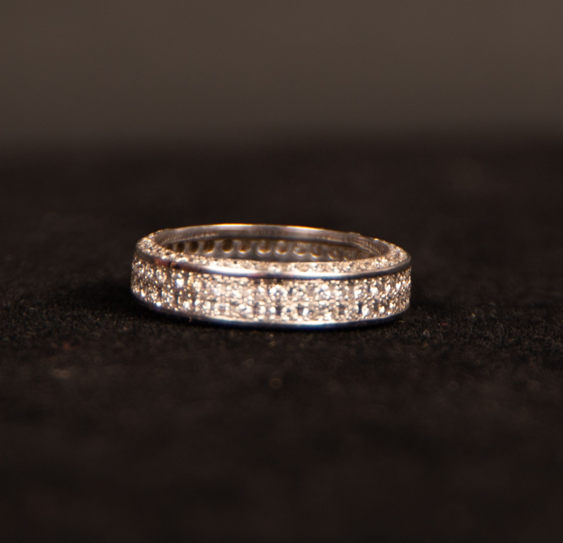 Ring in white gold and diamonds set all over the side - Image 3 of 4