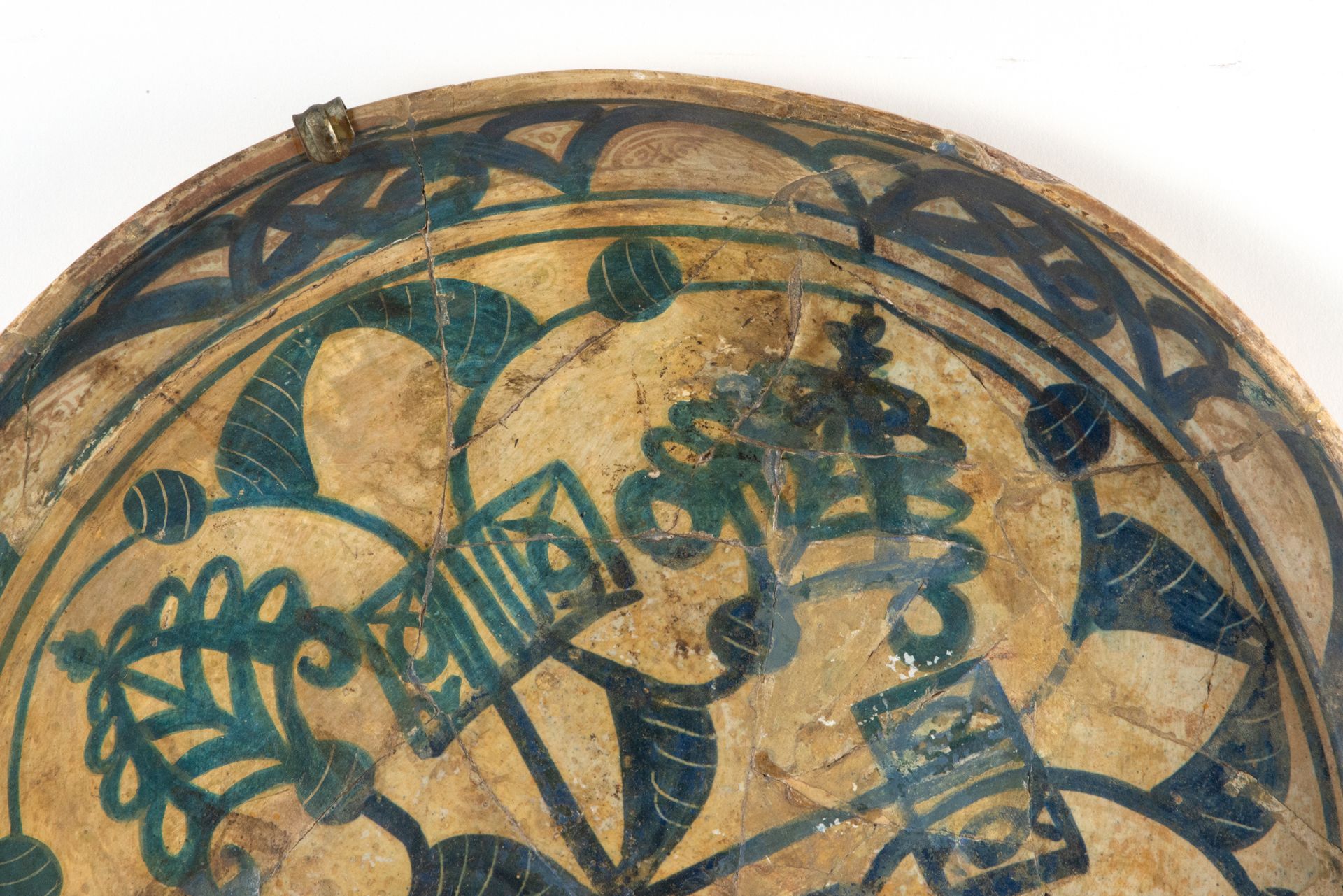 Plate in blue enamel and reflections of Hispano-Arab copper, 15th - 16th centuries - Image 2 of 6