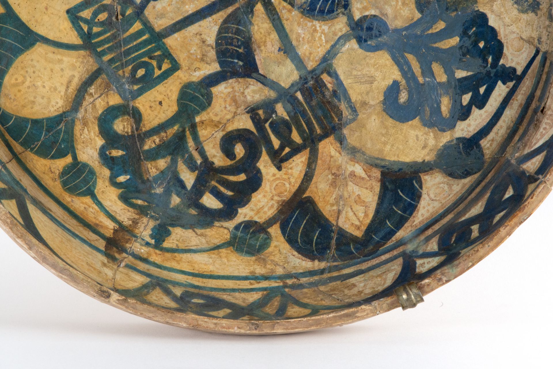 Plate in blue enamel and reflections of Hispano-Arab copper, 15th - 16th centuries - Image 4 of 6