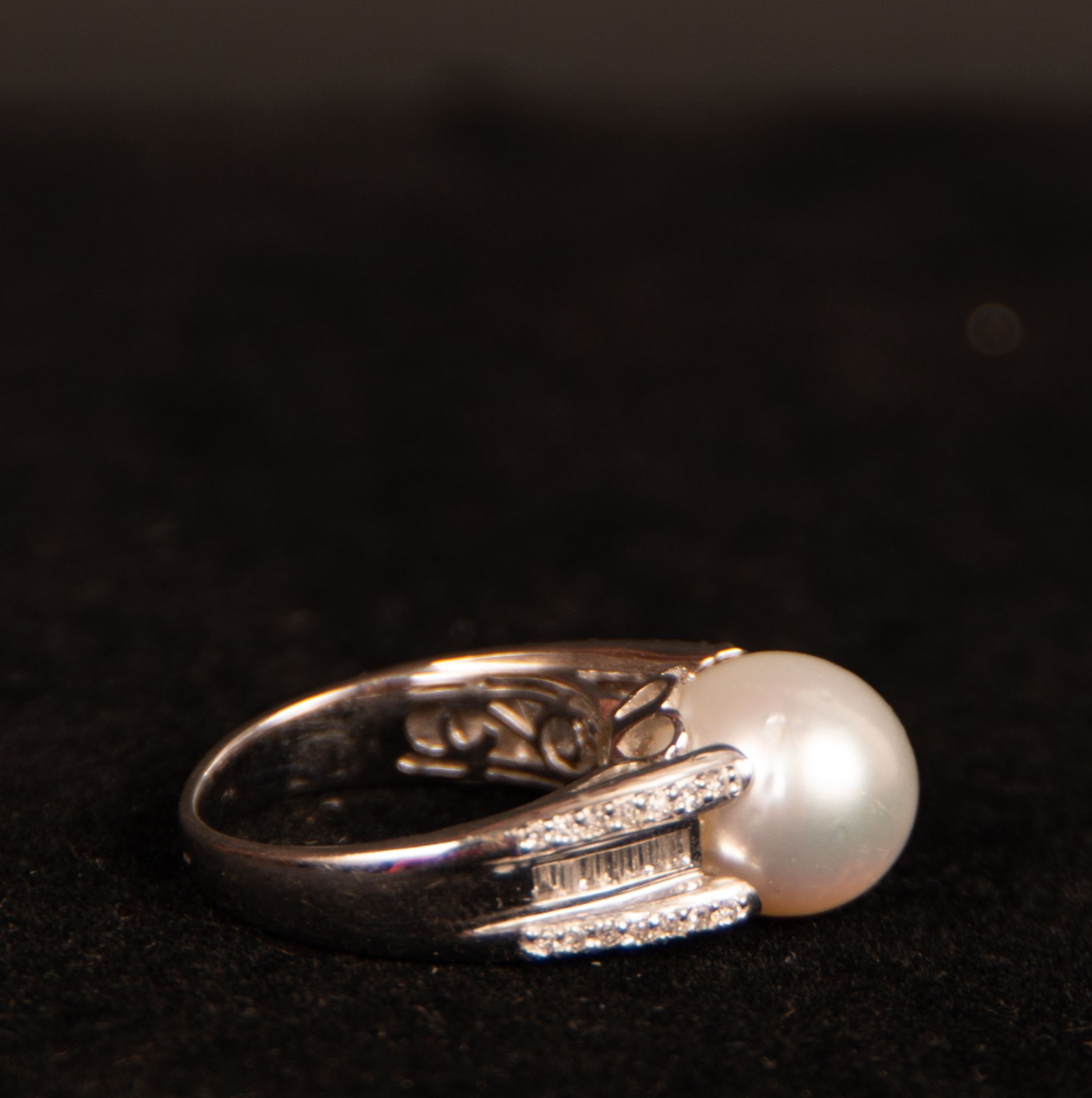 Ring in White Gold with a central Pearl and diamonds set - Image 3 of 4