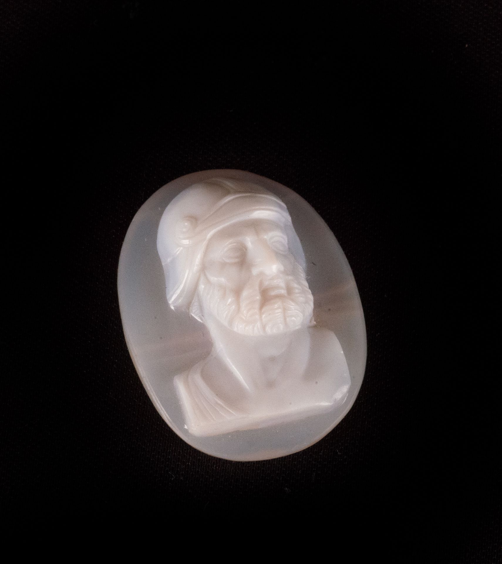 Neoclassical cameo representing a Roman Legionnaire in Agate, Italy, 18th - 19th centuries