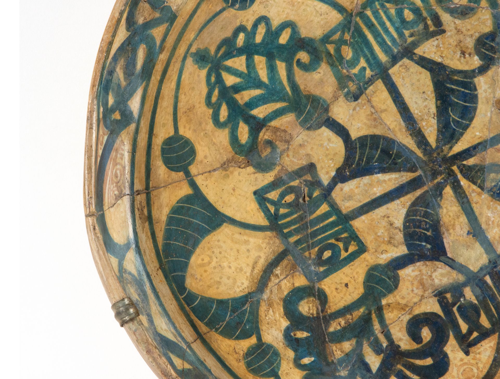 Plate in blue enamel and reflections of Hispano-Arab copper, 15th - 16th centuries - Image 3 of 6