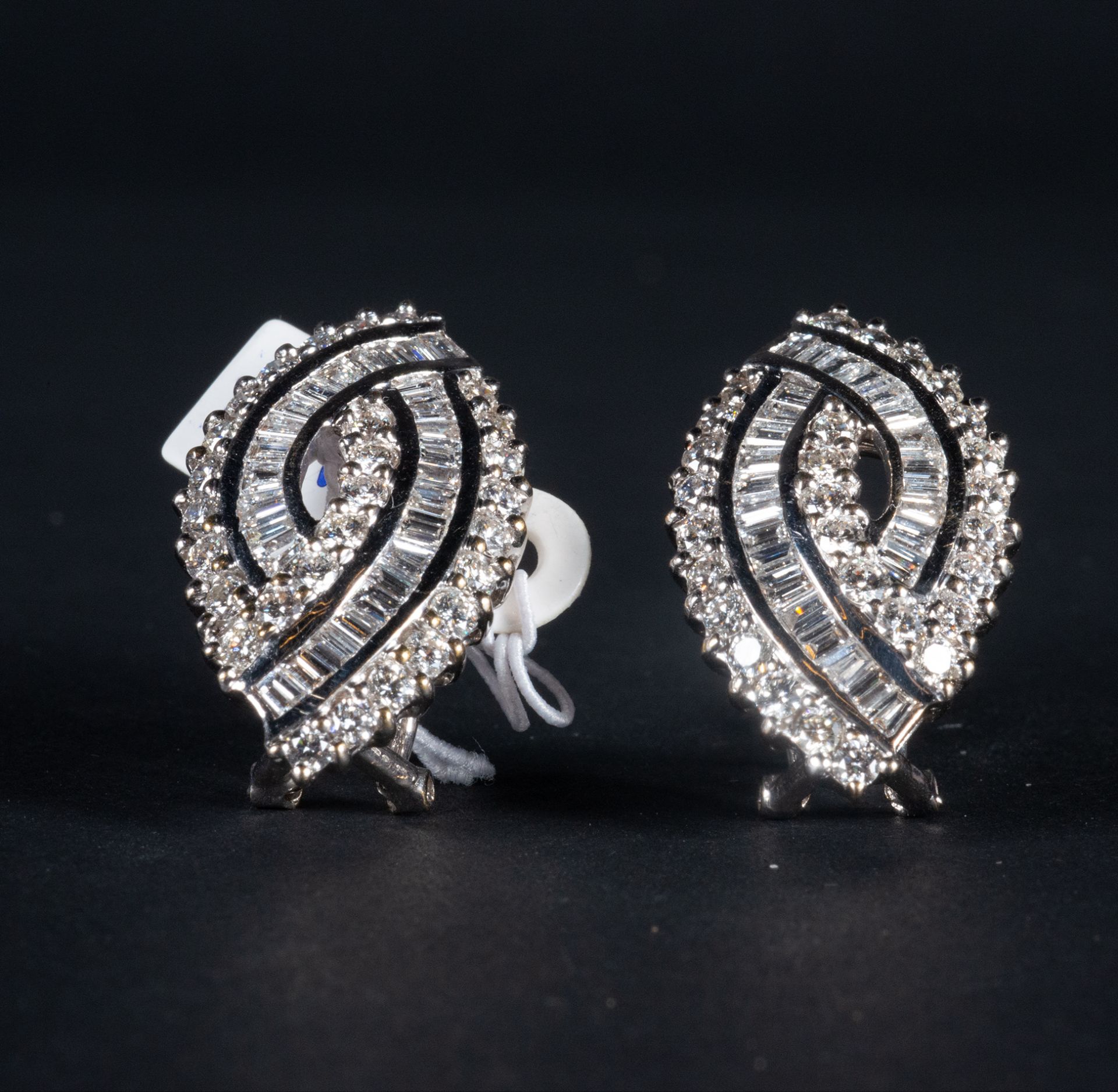 Exceptional pair of oval earrings in 18k white gold and baguette-cut and brilliant-cut diamonds