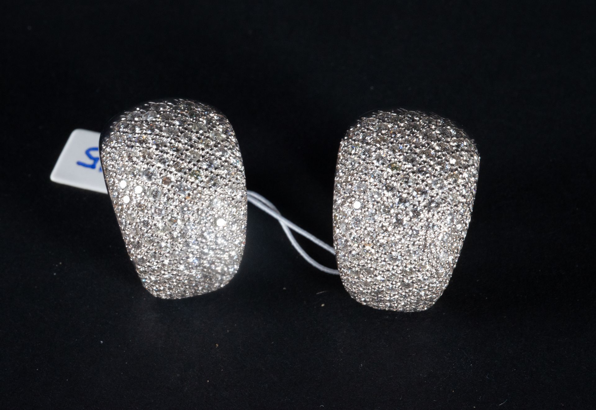 Important pair of earrings in 18k white gold and brilliant cut diamonds