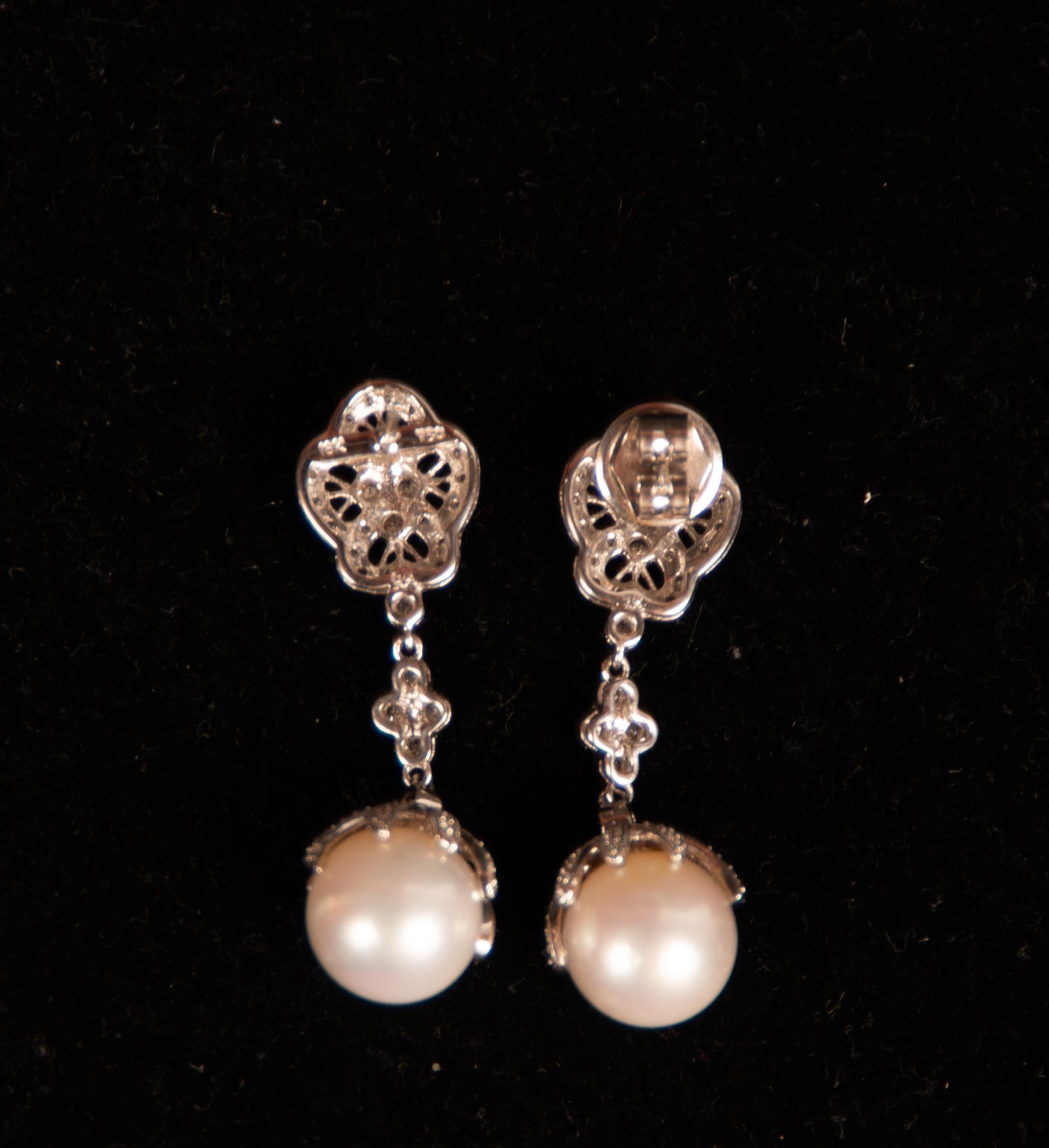 Pair of Clover-shaped Earrings with Crimped Pearls - Image 5 of 5