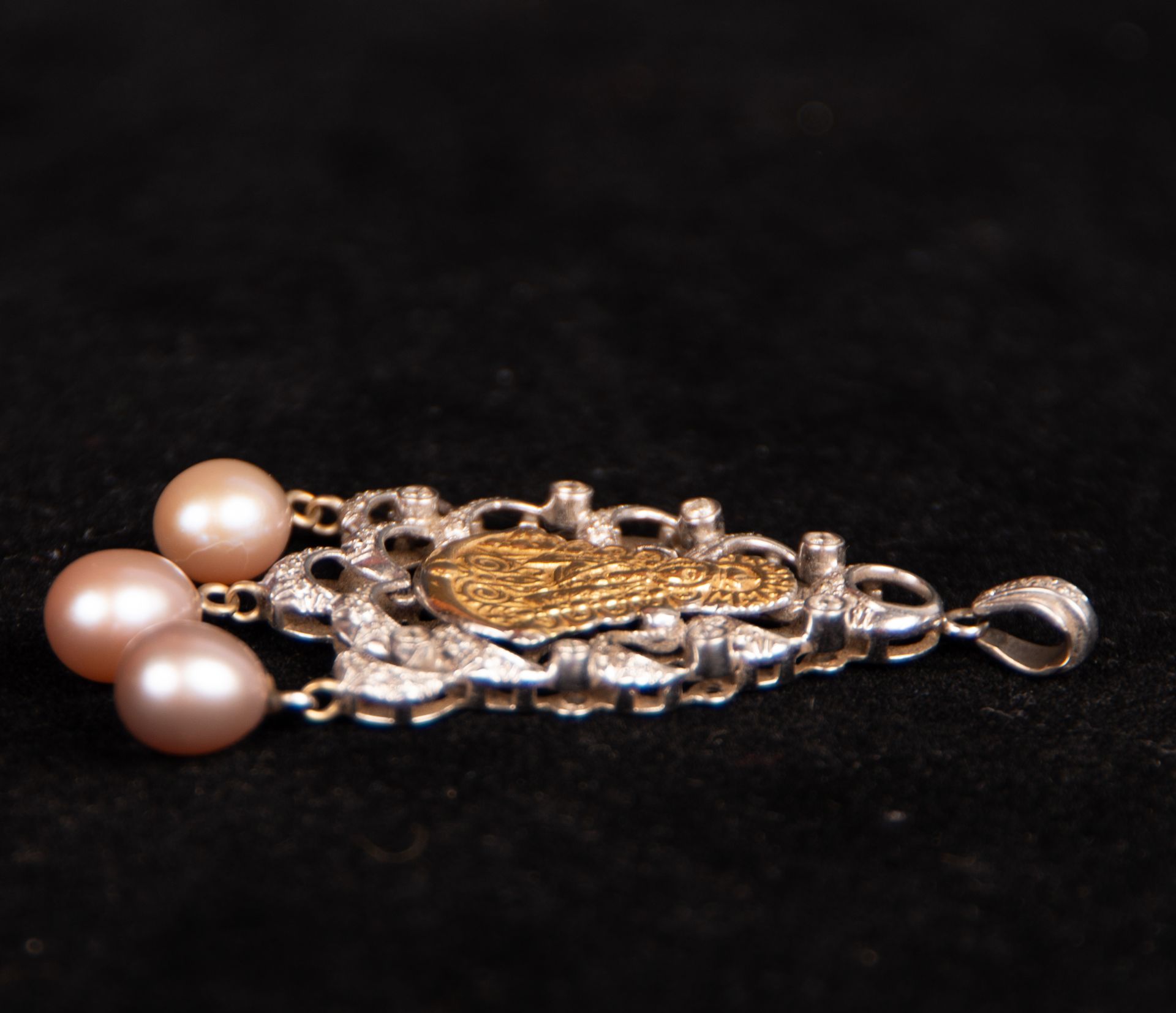 Pendant of the Virgen del Rocío mounted in White Gold, Pearls and Diamonds - Image 3 of 4