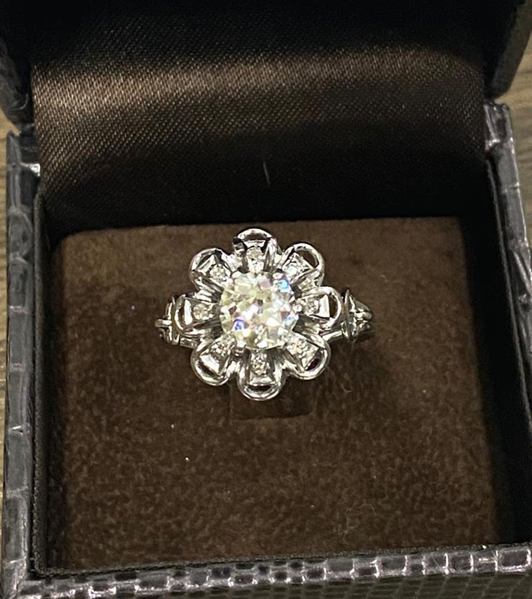 18k WHITE GOLD RING WITH OLD CUT DIAMOND 6.10mm APPROX