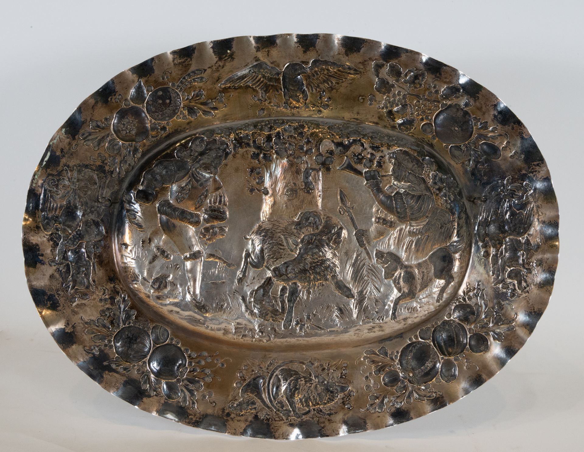 Large Pair of Sterling Silver Trays with Chivalry Motifs, Marks of England, 19th Century - Bild 12 aus 12