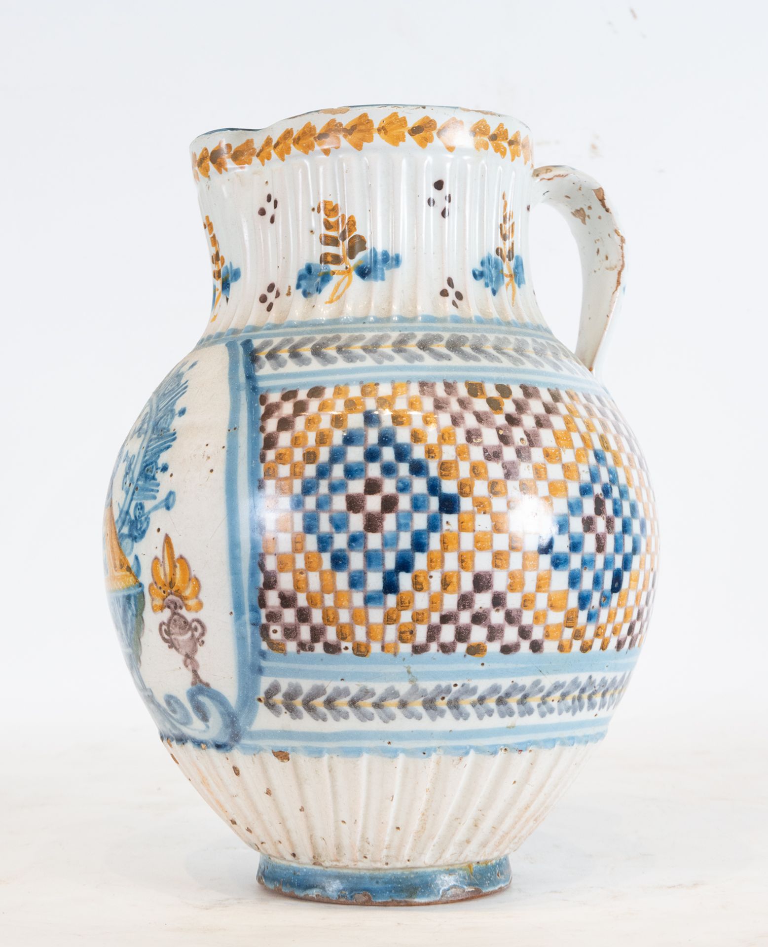 Talavera ceramic vase with the Virgin of Toledo in oval, 18th century - Image 3 of 5