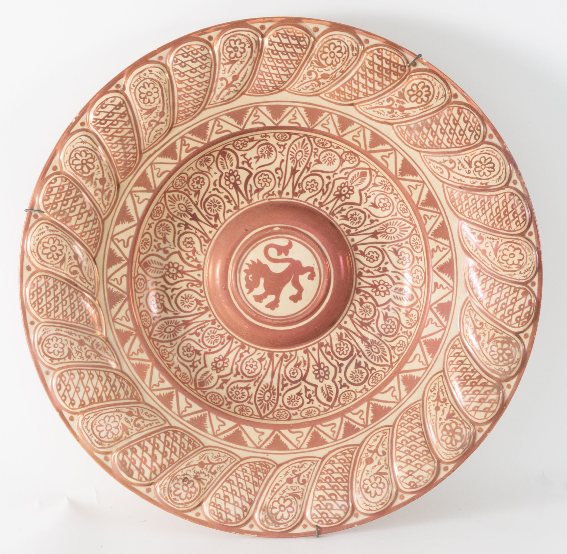 Dish with a Lion in ceramic with reflections from Manises, 19th century