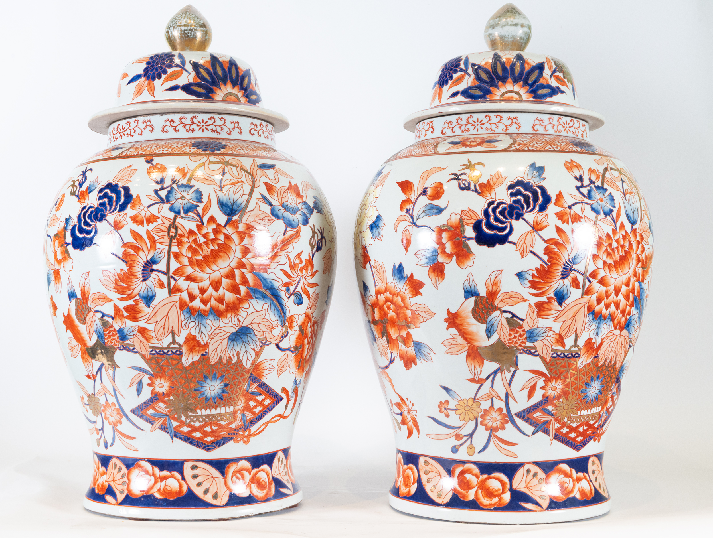 Elegant pair of Imari porcelain bowls, Chinese work from the 19th - 20th century