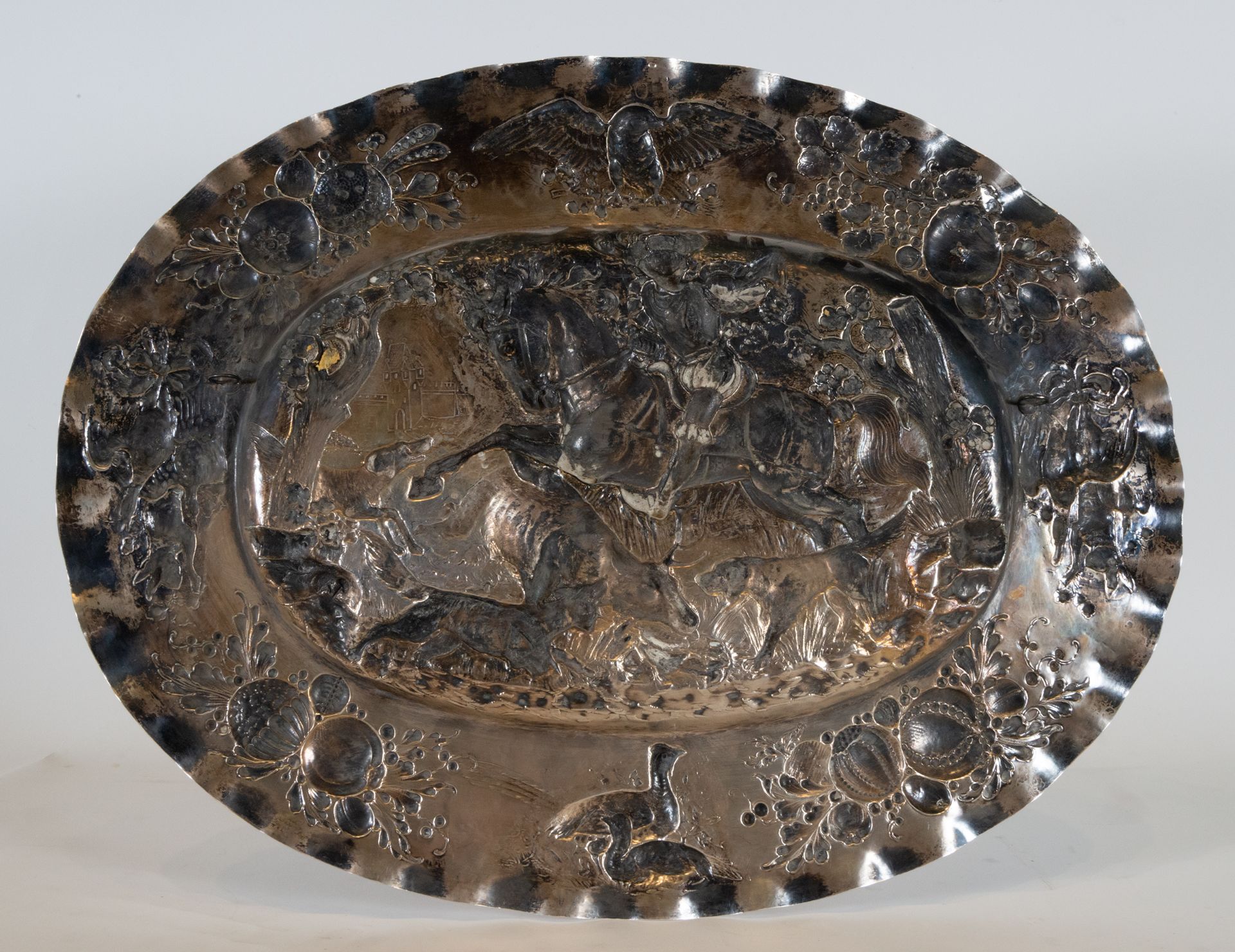 Large Pair of Sterling Silver Trays with Chivalry Motifs, Marks of England, 19th Century - Bild 6 aus 12