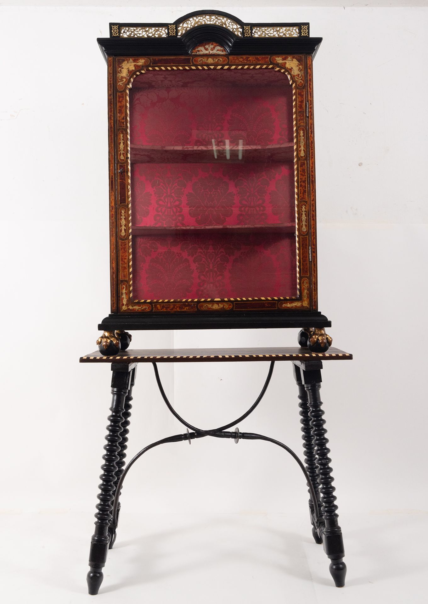 Spectacular Italian showcase in Tortoiseshell and gilt bronze marquetry from the 18th century, lyre 