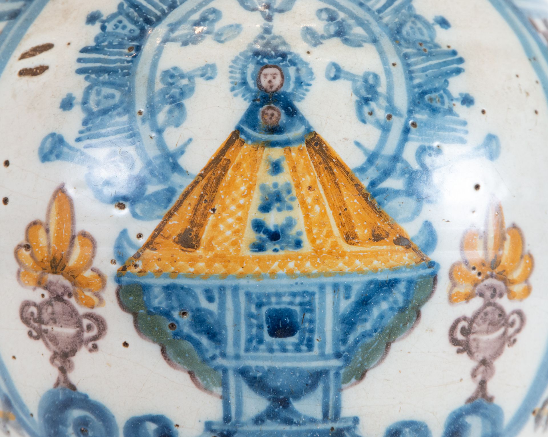 Talavera ceramic vase with the Virgin of Toledo in oval, 18th century - Image 2 of 5