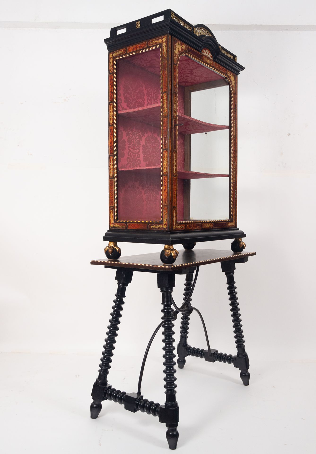 Spectacular Italian showcase in Tortoiseshell and gilt bronze marquetry from the 18th century, lyre  - Image 4 of 5