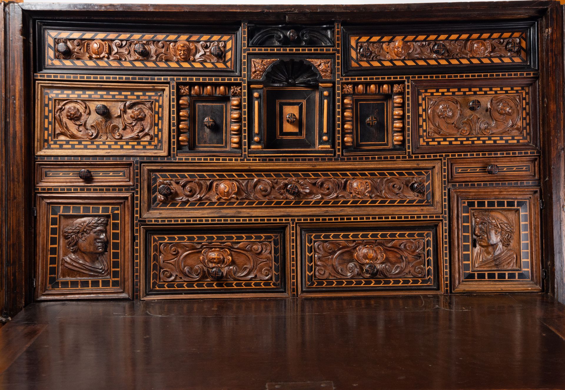 Important Plateresque Cabinet in Walnut, Boxwood and Ebony inlay, late 16th century - Bild 6 aus 6