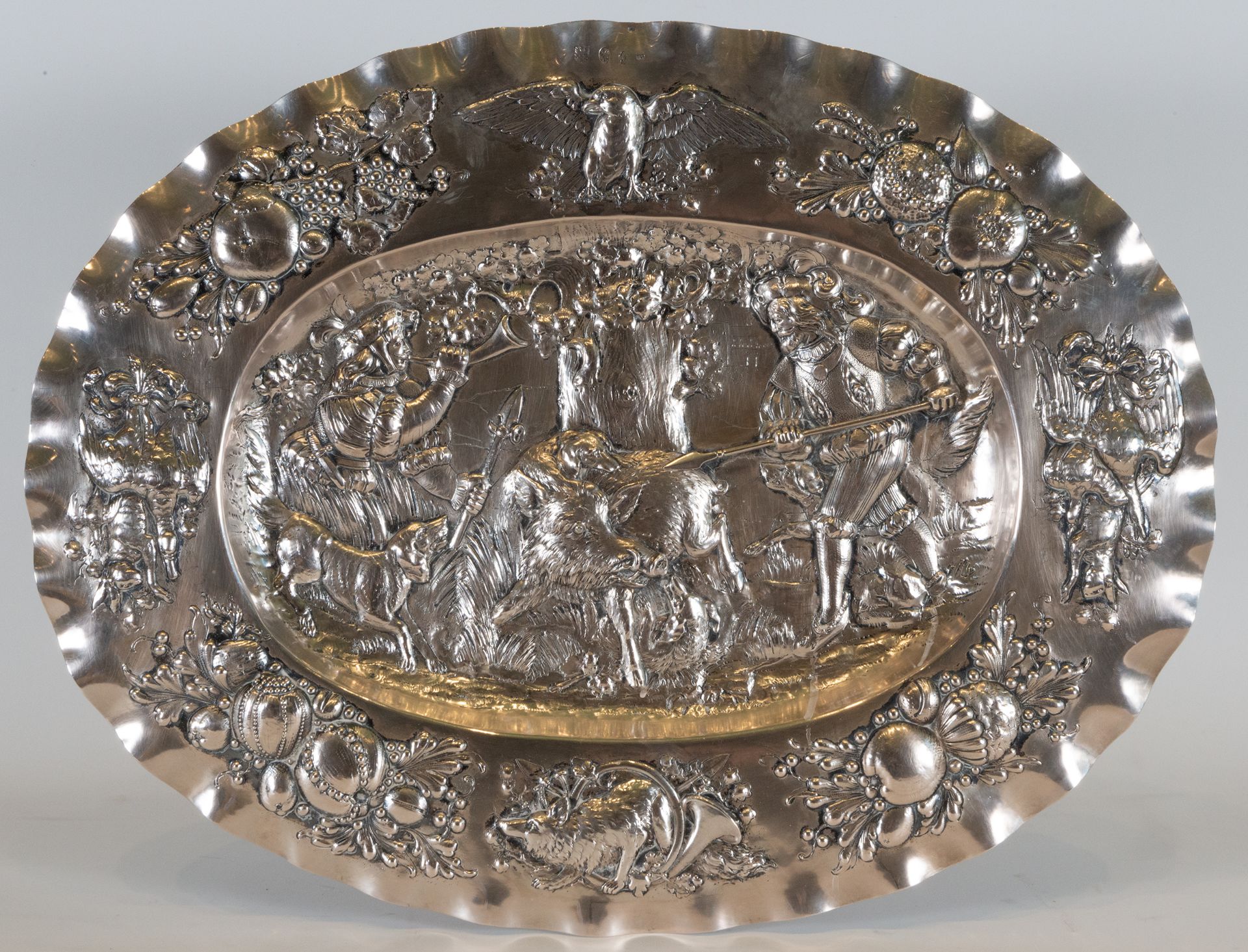 Large Pair of Sterling Silver Trays with Chivalry Motifs, Marks of England, 19th Century - Bild 8 aus 12