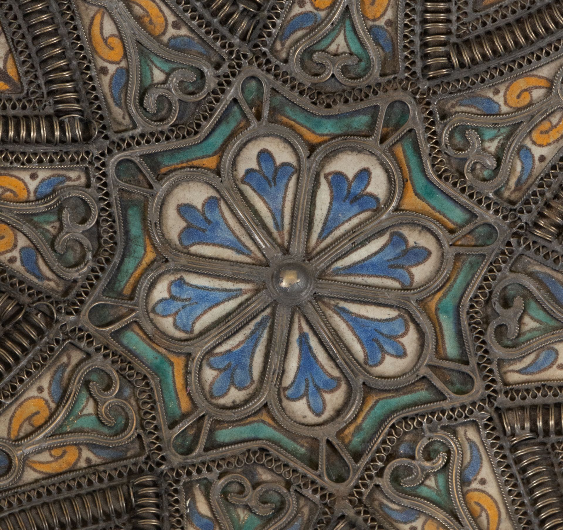 Moroccan plate (Ceramic of Fez) mounted in silver filigree, 19th century - Image 2 of 2