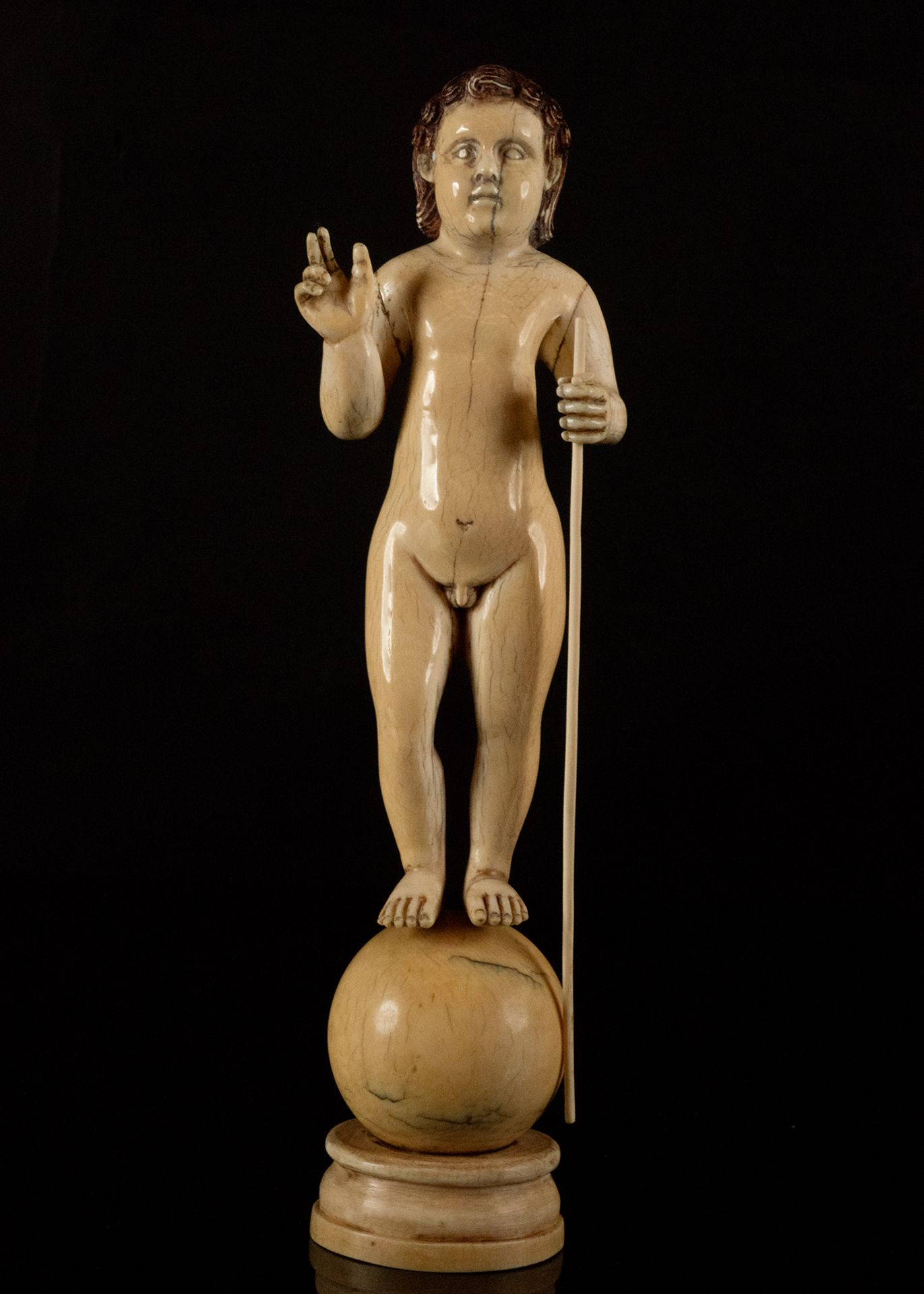 Exceptional Indo-Portuguese Enfant Jesus of the Ball, colonial work, Goa, 17th century