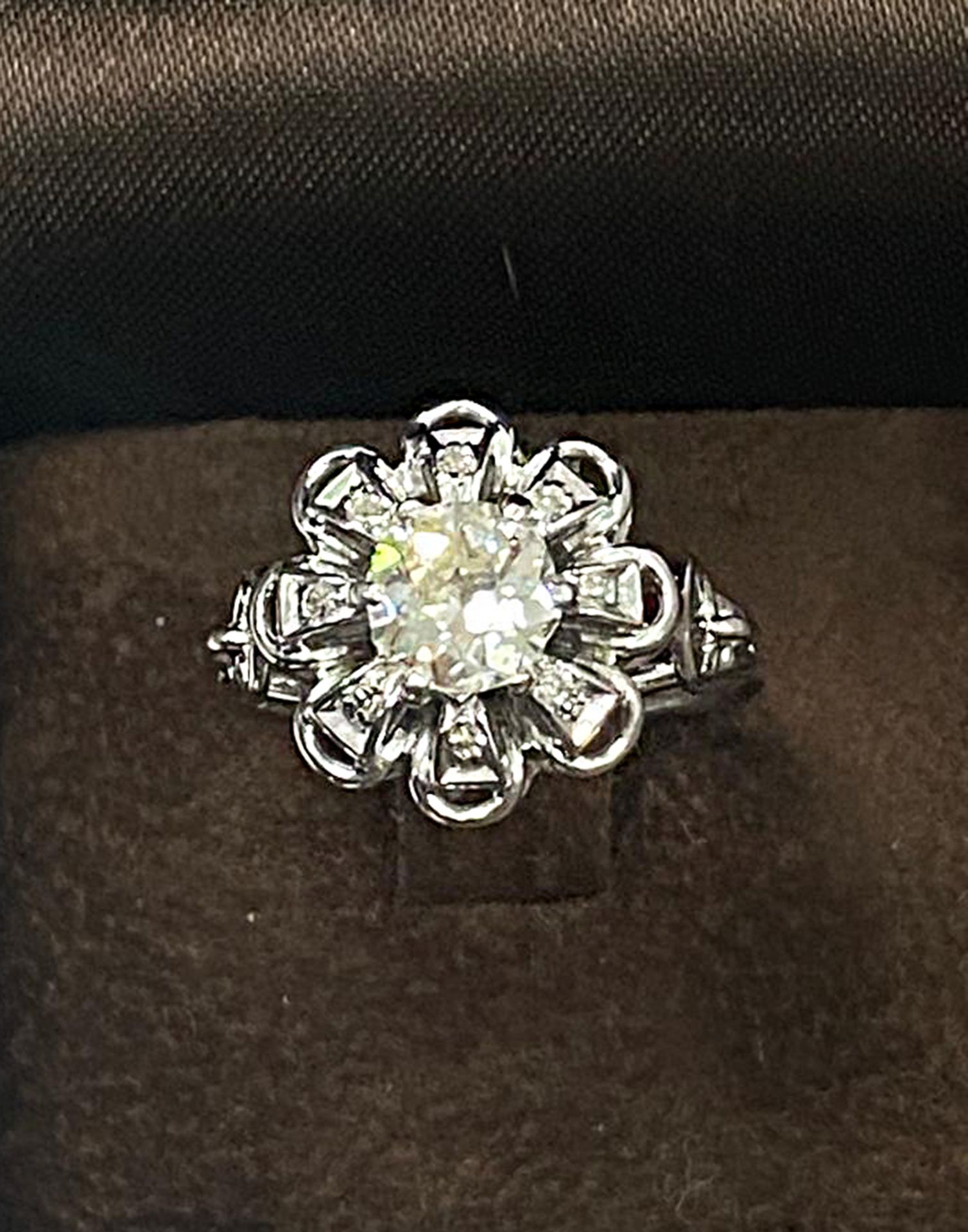 18k WHITE GOLD RING WITH OLD CUT DIAMOND 6.10mm APPROX - Image 4 of 4