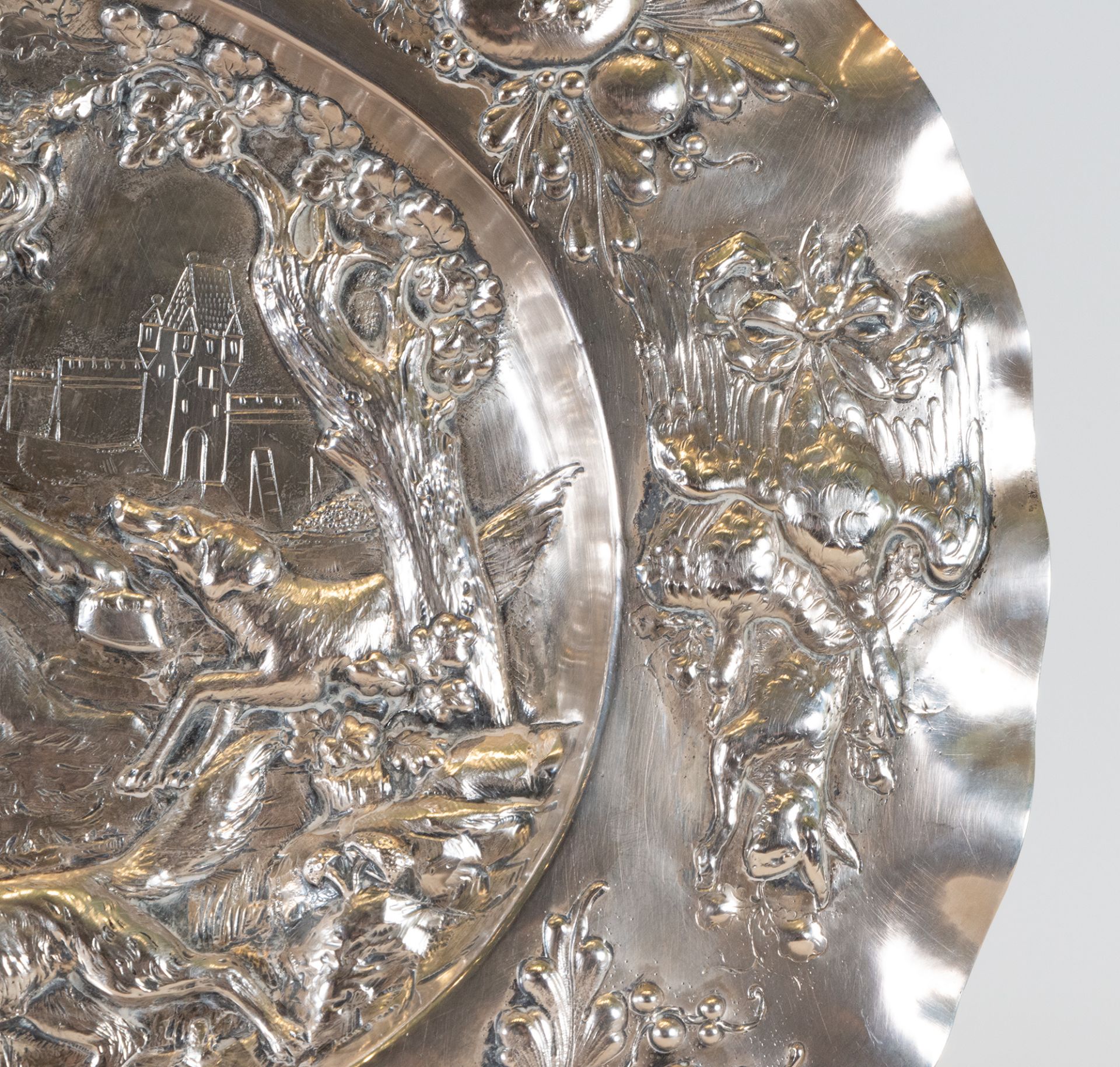 Large Pair of Sterling Silver Trays with Chivalry Motifs, Marks of England, 19th Century - Bild 4 aus 12