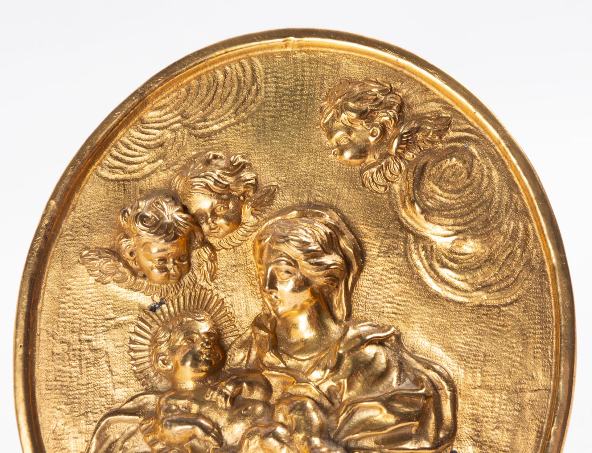 Gilded Embossed Bronze Oval Mercury representing Madonna with Child, Italian school of the 18th cent - Bild 5 aus 6